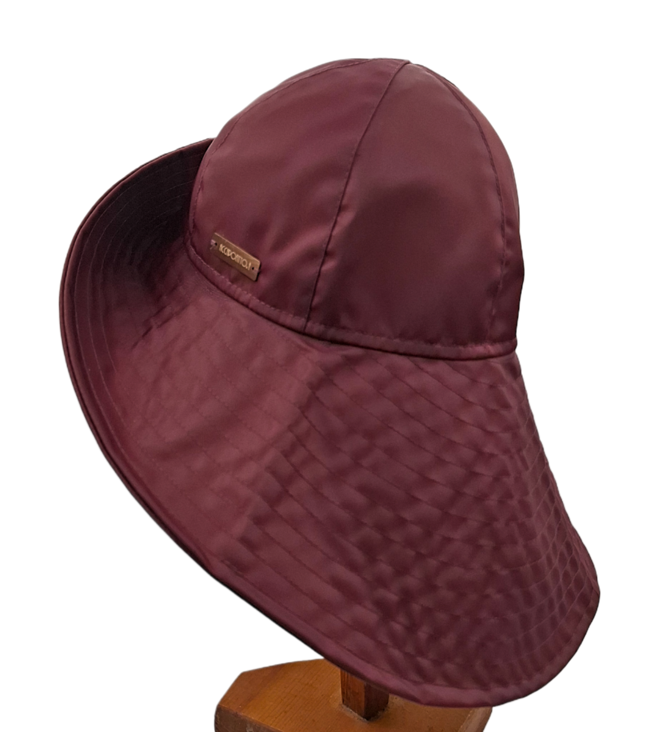 Cappello impermeabile a cloche con tesa larga sul collo, firmato Accapofitto. Tessuto tecnico bordeaux. Visione del retro