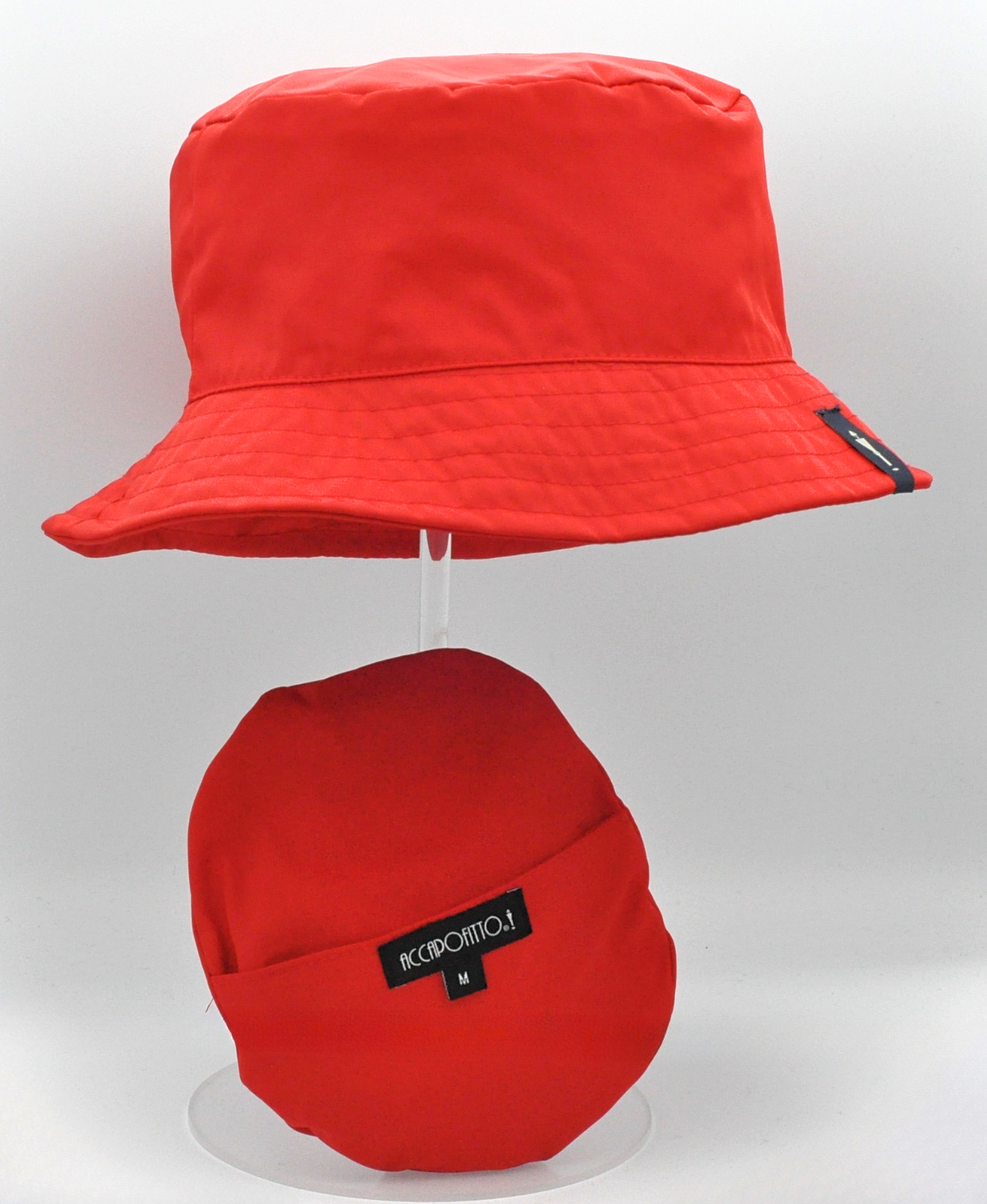 Cappello impermeabile del brand Accapofitto, ripiegabile. Colore rosso. Visione d'insieme