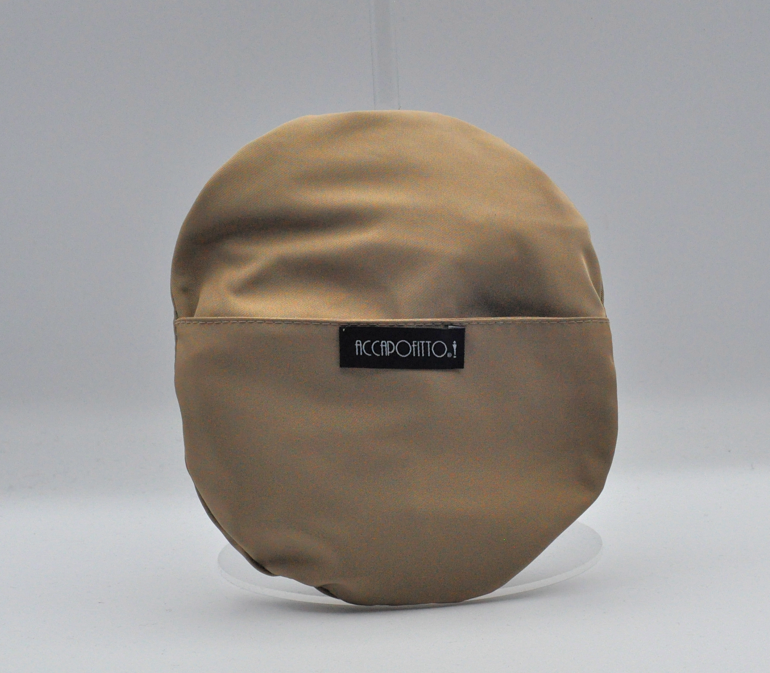 Cappello impermeabile del brand Accapofitto, ripiegabile. Visione del cappello ripiegato.