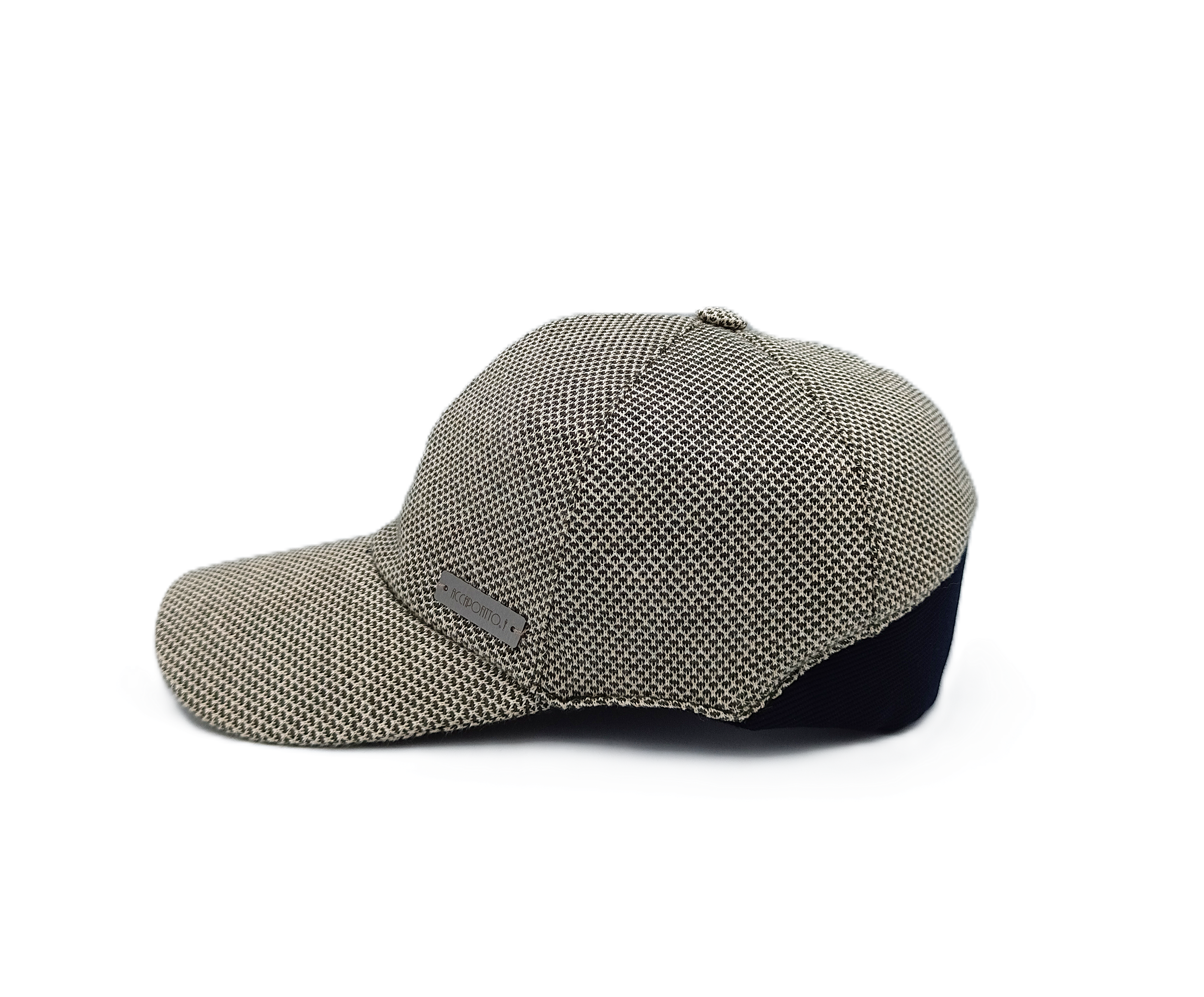 Cappello baseball Andy. Cotone misto lino, tessuto micro jacquard verde e beige del brand Accapofitto, con inserto in jersey elasticizzato blu sulla nuca. Visione laterale