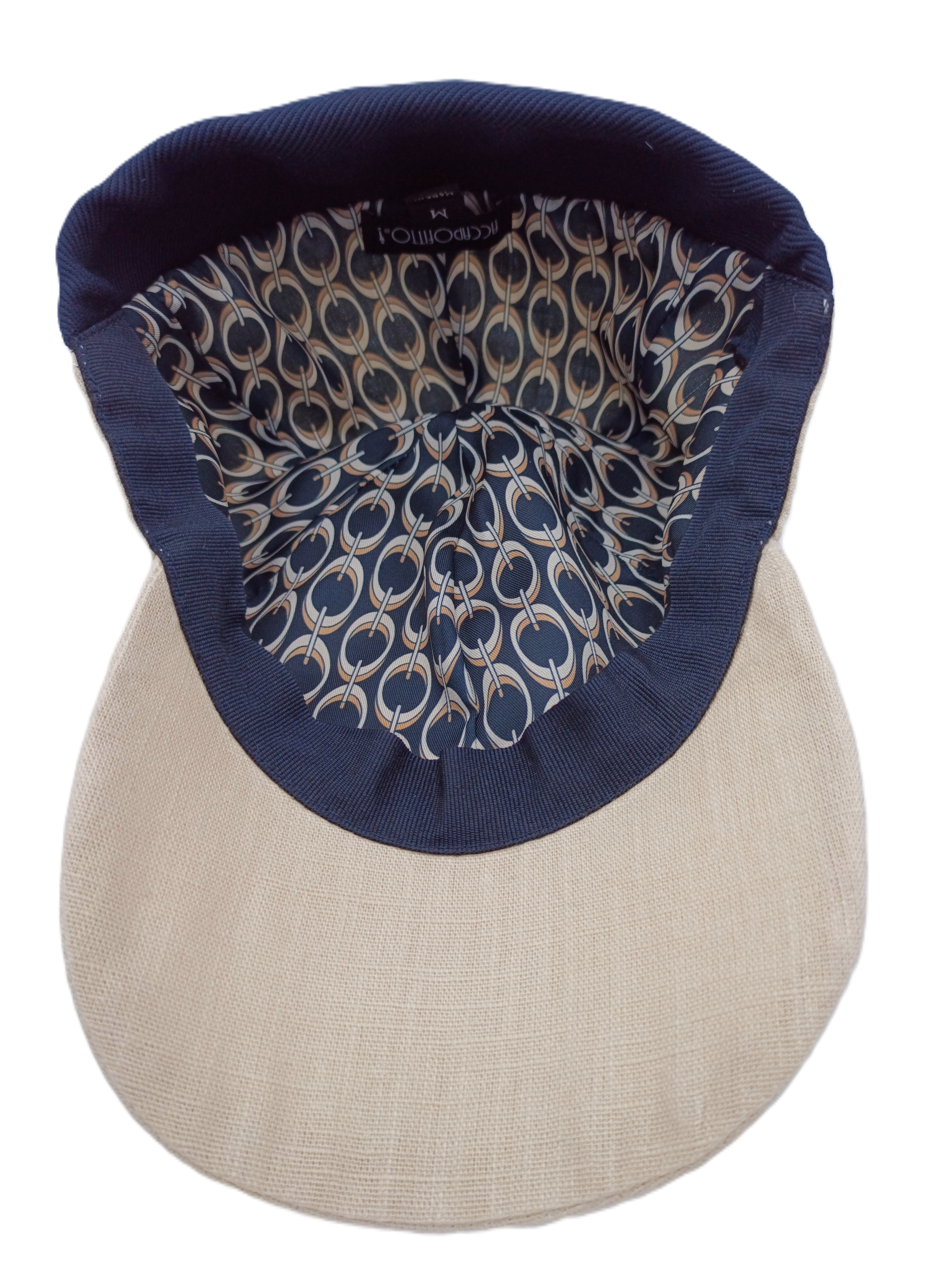 Cappello baseball unisex in puro lino color sabbia del brand Accapofitto. Visione della fodera interna, fantasia anelli bige su sfondo lu