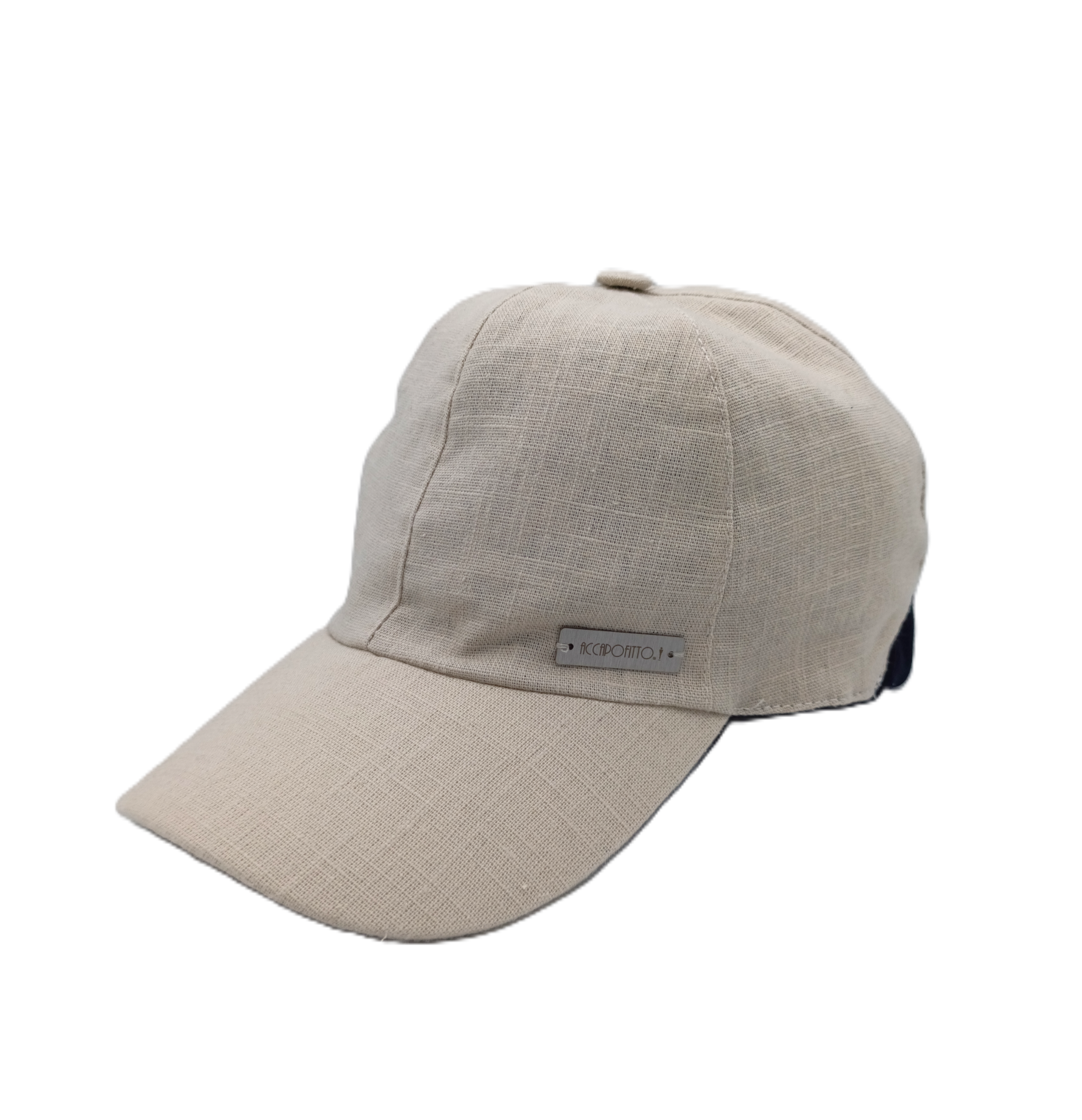 Cappello baseball unisex in puro lino color sabbia del brand Accapofitto. Visione laterale, con inserto in jersey elasticizzato blu sulla nuca.