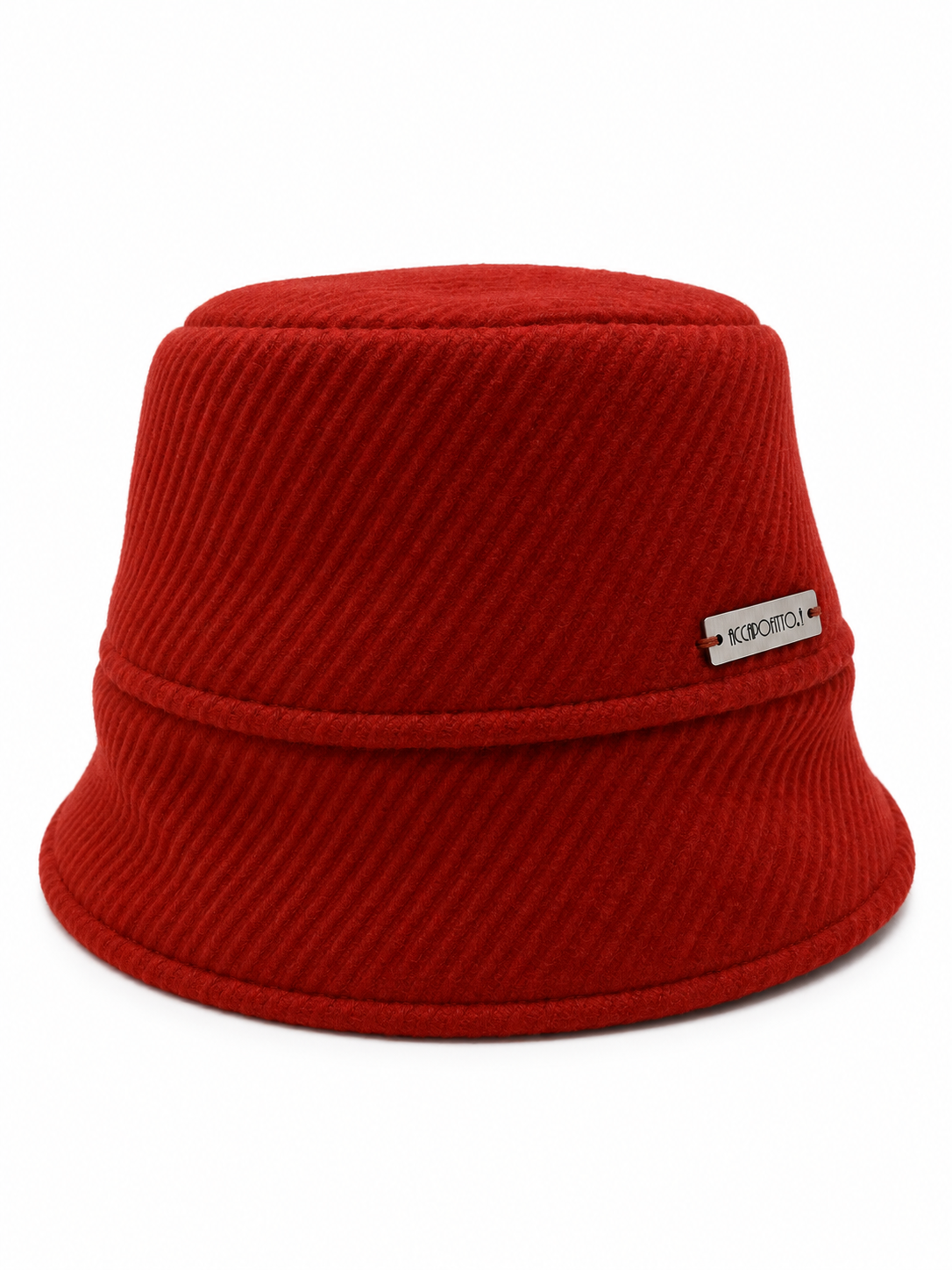 Cappello Bonnie del brand Accapofitto: bucket hat in lana vergine color arancione con etichetta metallo