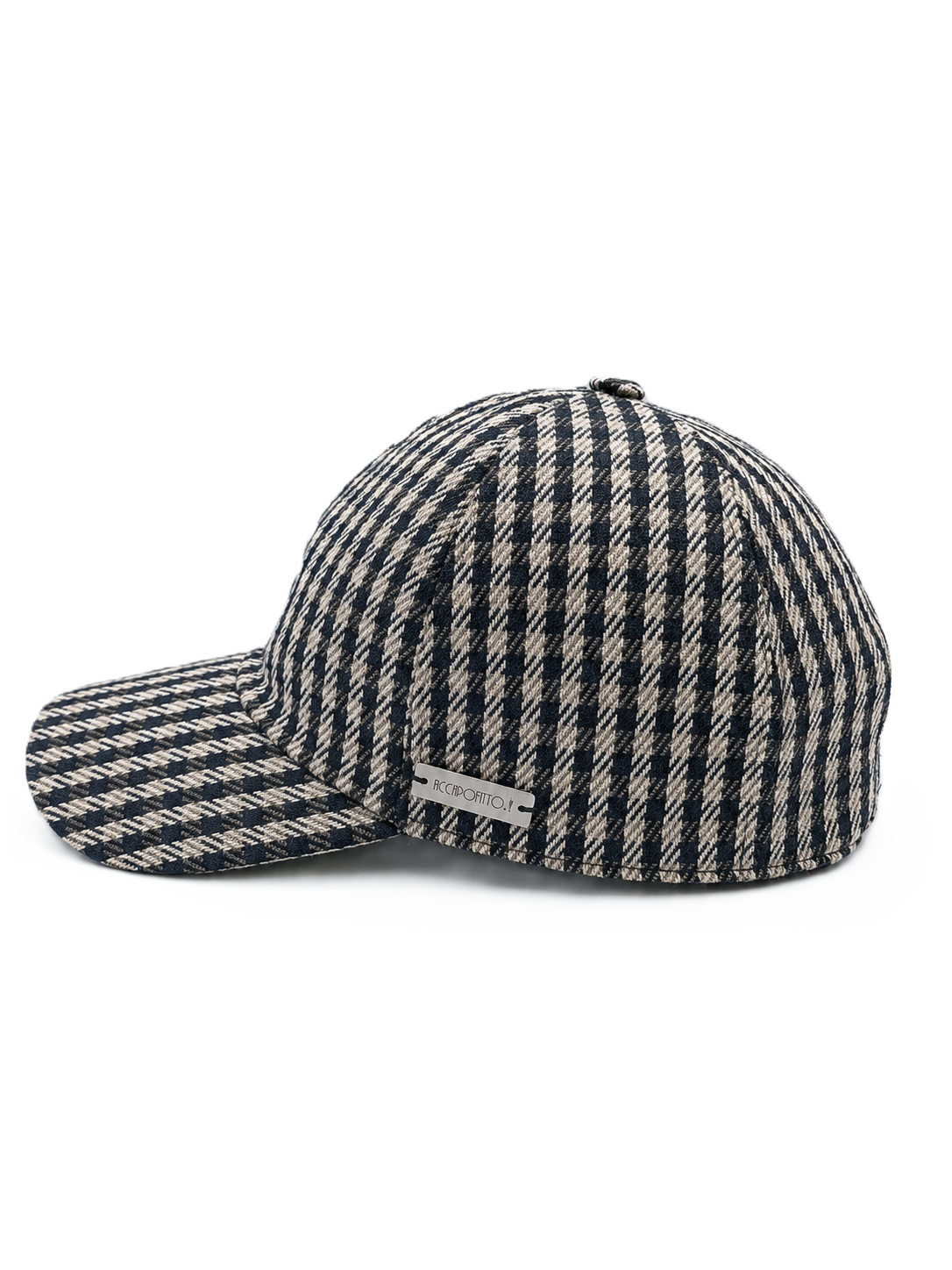 Cappello baseball a 6 spicchi Bry del brand Accapofitto, in tessuto a quadretti blu e grigio, visione laterale, con etichetta del logo in metallo color argento rettangolare