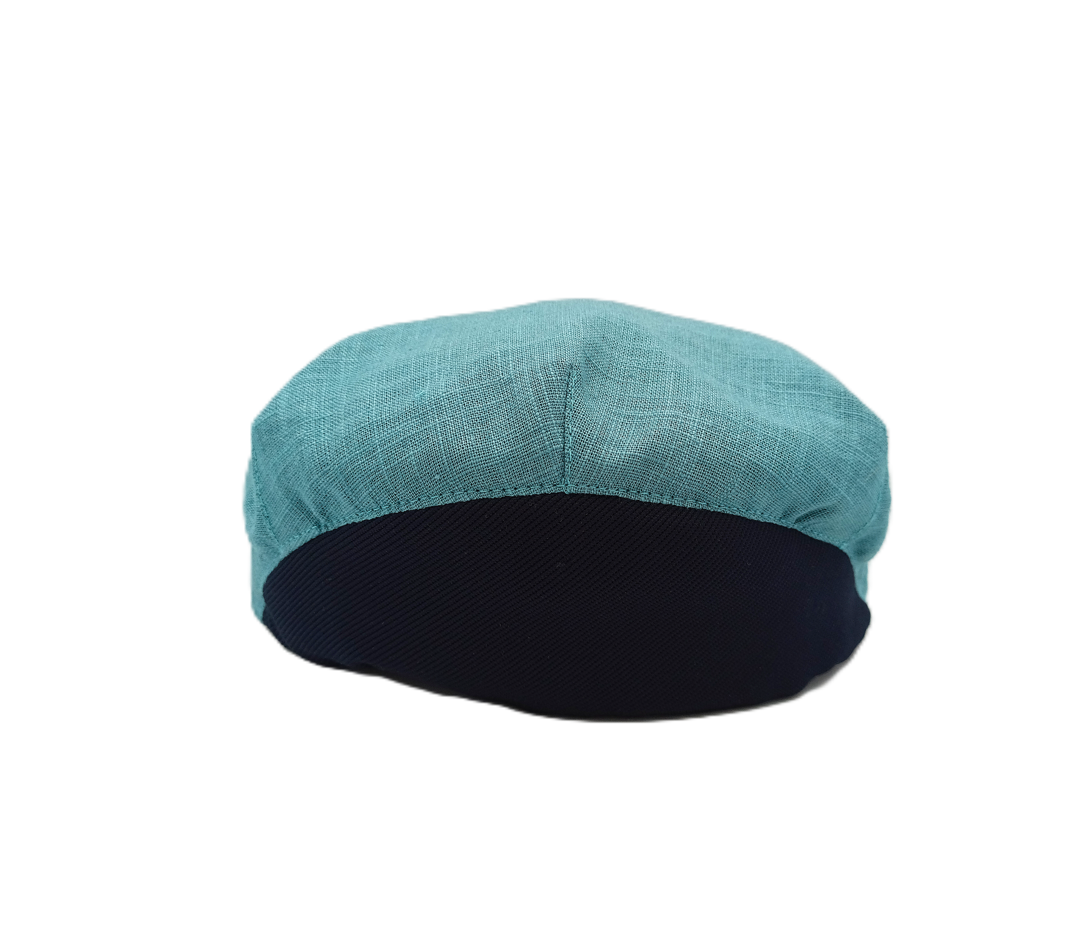 Coppola unisex in puro lino color acquadel brand Accapofitto. Visione della parte posteriore, con inserto in jersey elasticizzato blu sulla nuca.
