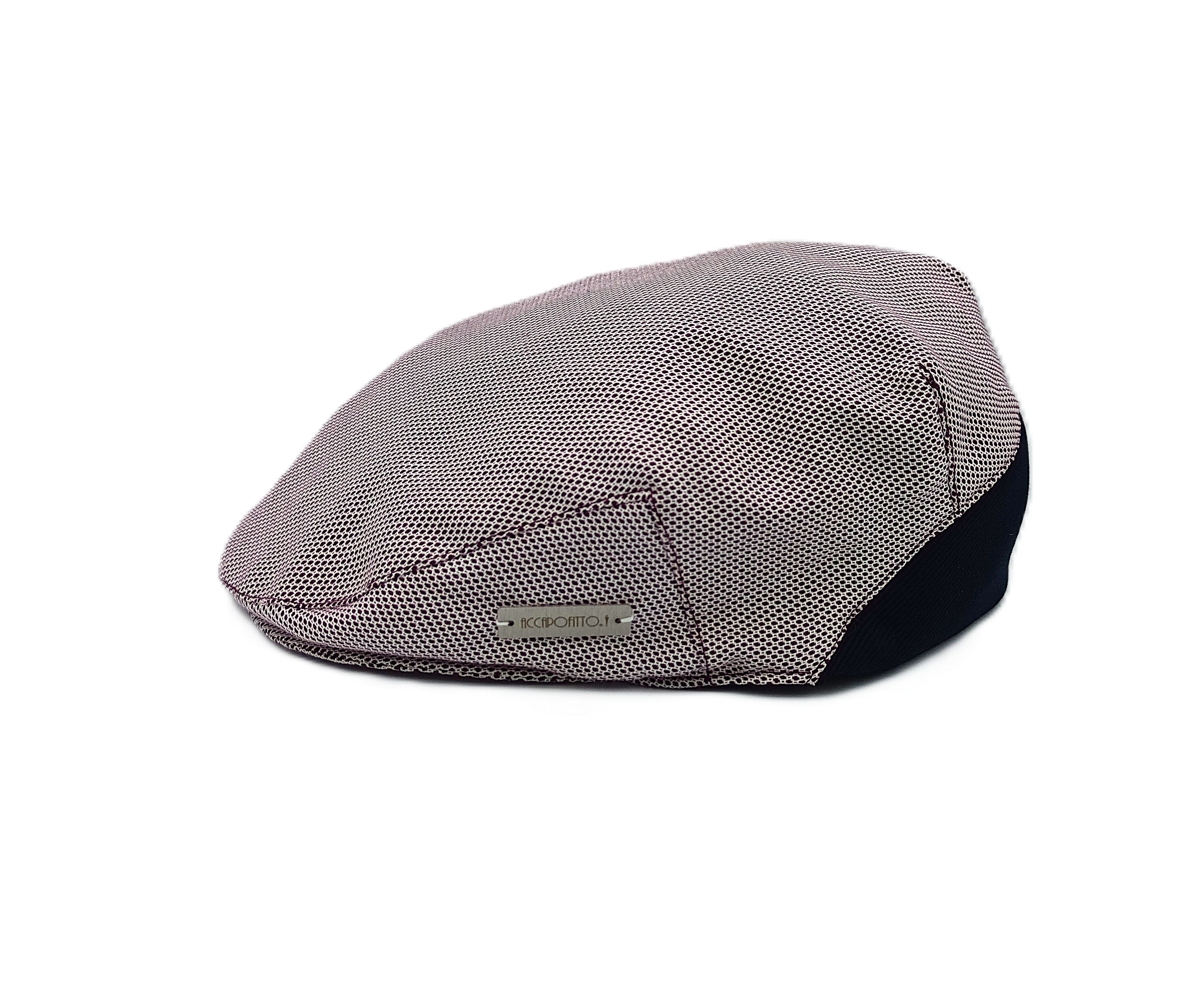 Coppola Eli del brand Accapofitto, unisex, tessuto micro jaquard con filo rosso e inserto di tessuto elasticizzato blu sulla nuca. Visione laterale