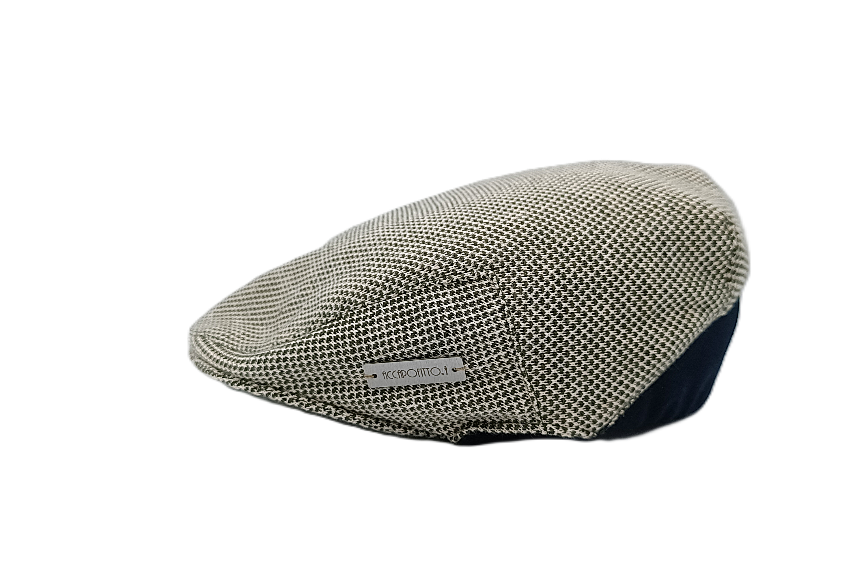 Coppola in tessuto micro jacquard sui toni del verde e beige. Tessuto cotone misto lino. Visione laterale