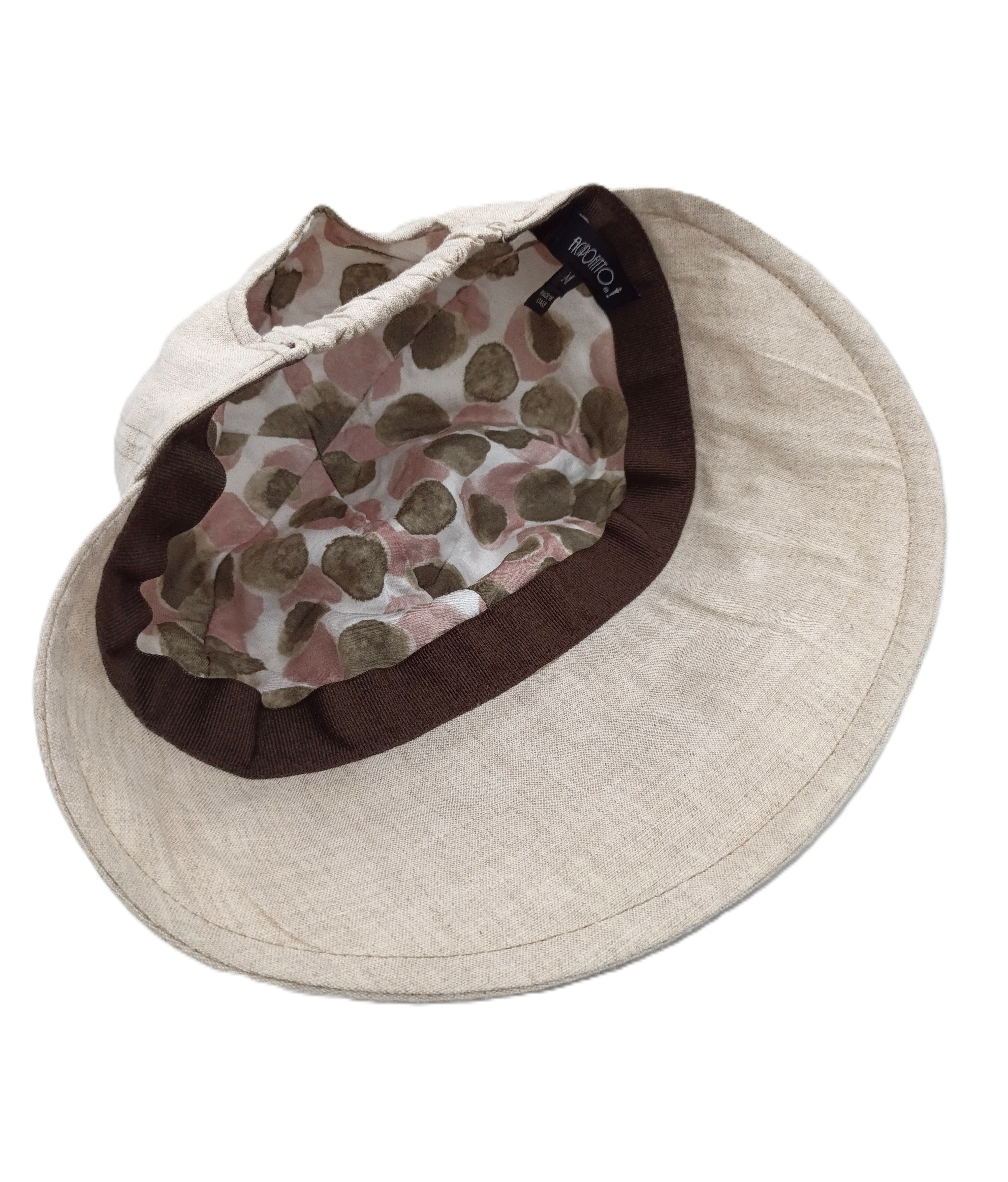 Cappello baseball con tesa ampia Holly del brand Accapofitto. 100% lino beige chiaro. Visione della fodera interna a fantasia rosa e beige