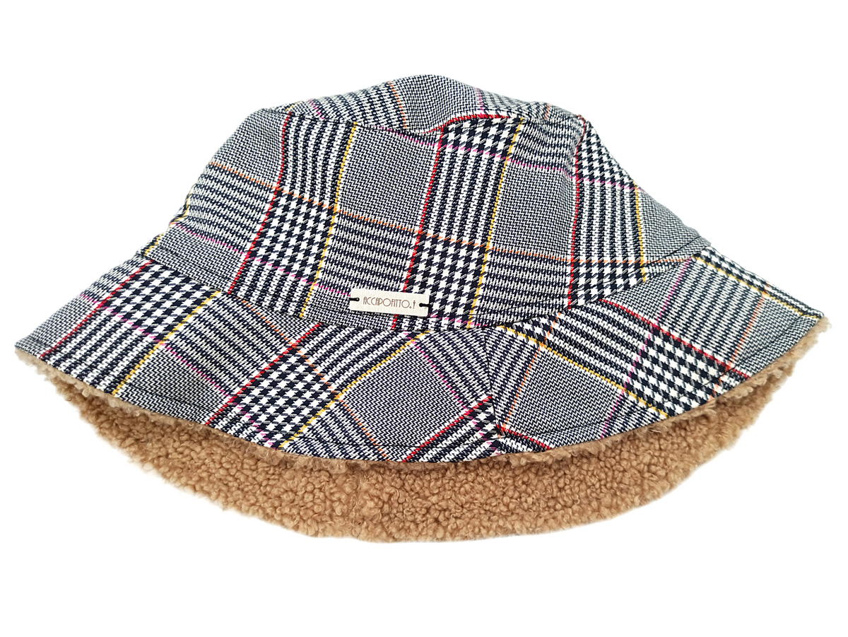 Cappello Mabel del brand Accapofitto. Bucket hat in fantasia principe di Galles multicolor su base grigia e interno in tessuto teddy color beige. Visione frontale