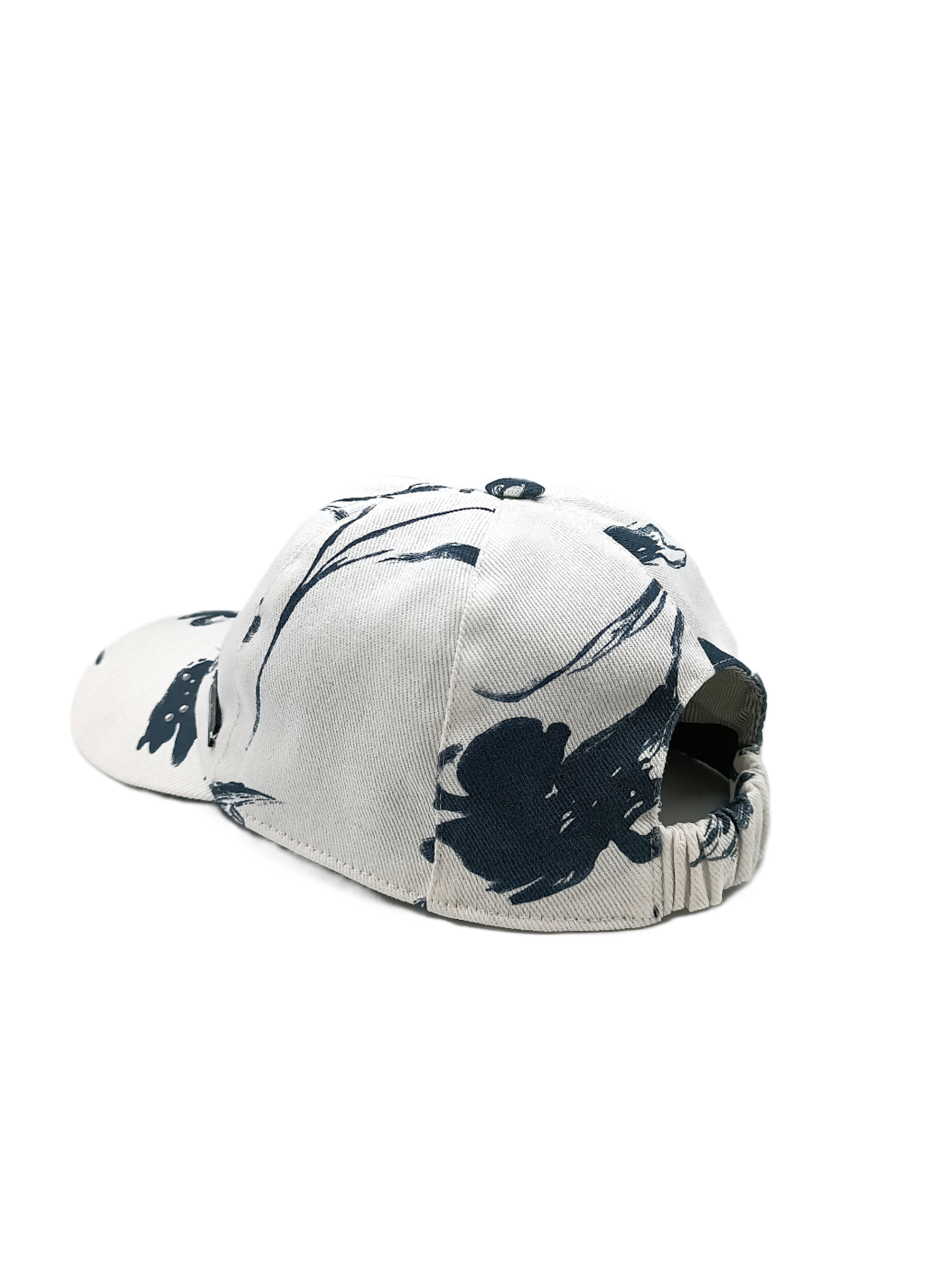 Cappello baseball del brand Accapofitto, in cotone bianco e disegno floreali blu, con strass. Visione del retro con elastico