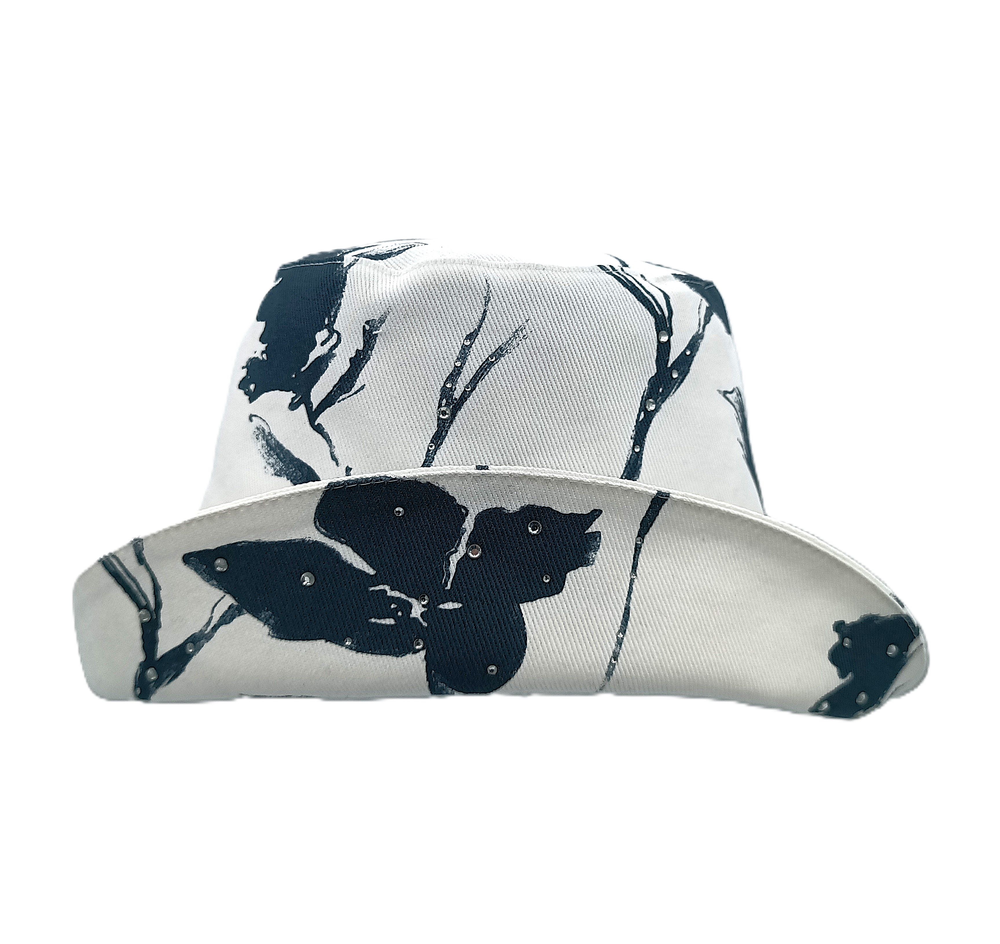 Cappello bucket hat del brand Accapofitto. Cotone bianco con fantasia a fiori blu, impreziosito da piccoli strass. Visione frontale