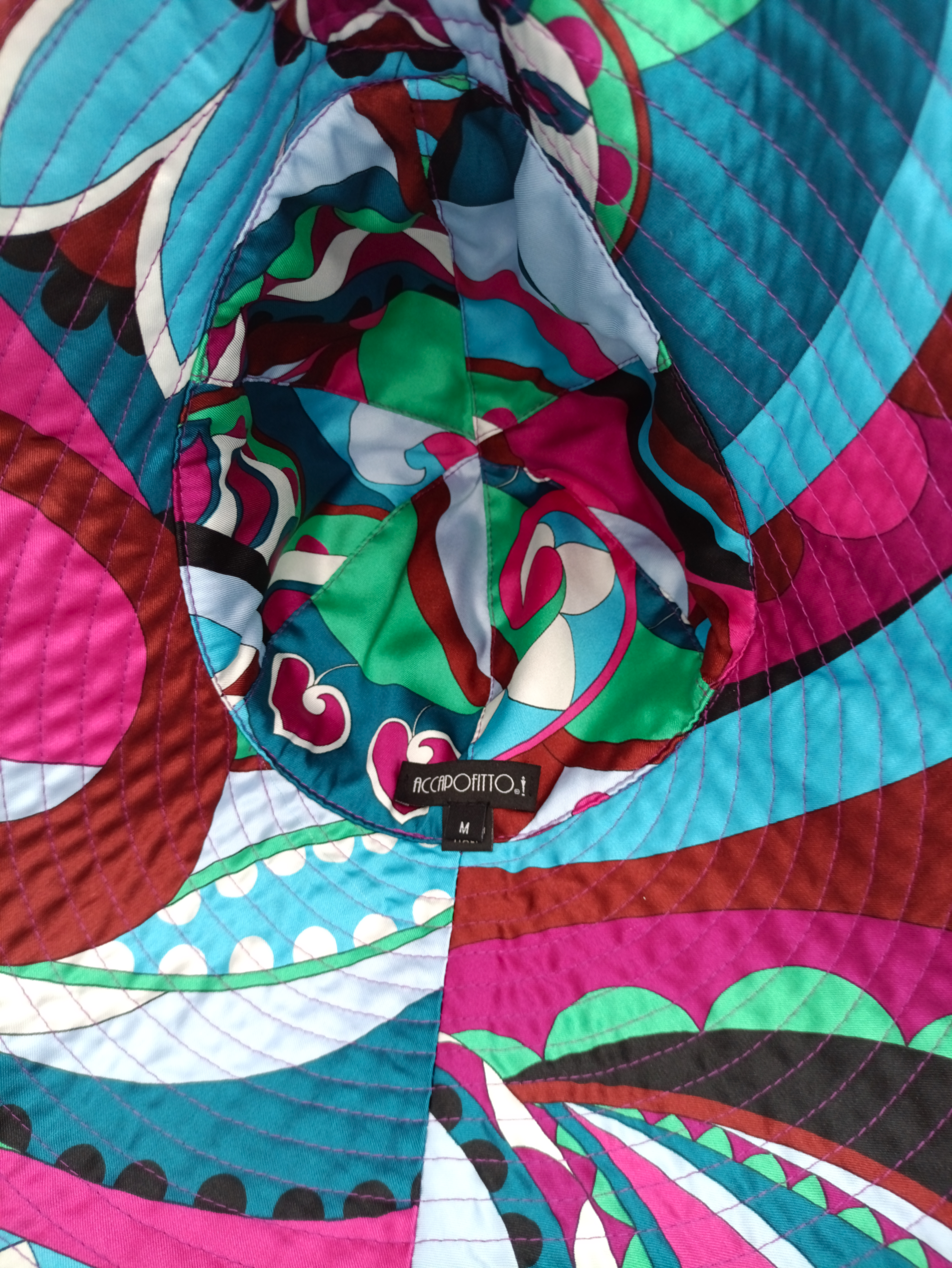 Cappello di lino color viola bel brand Accapofitto. Cloche con falda posteriore molto ampia e interno in tessuto tutto colorato. Visione del tessuto interno