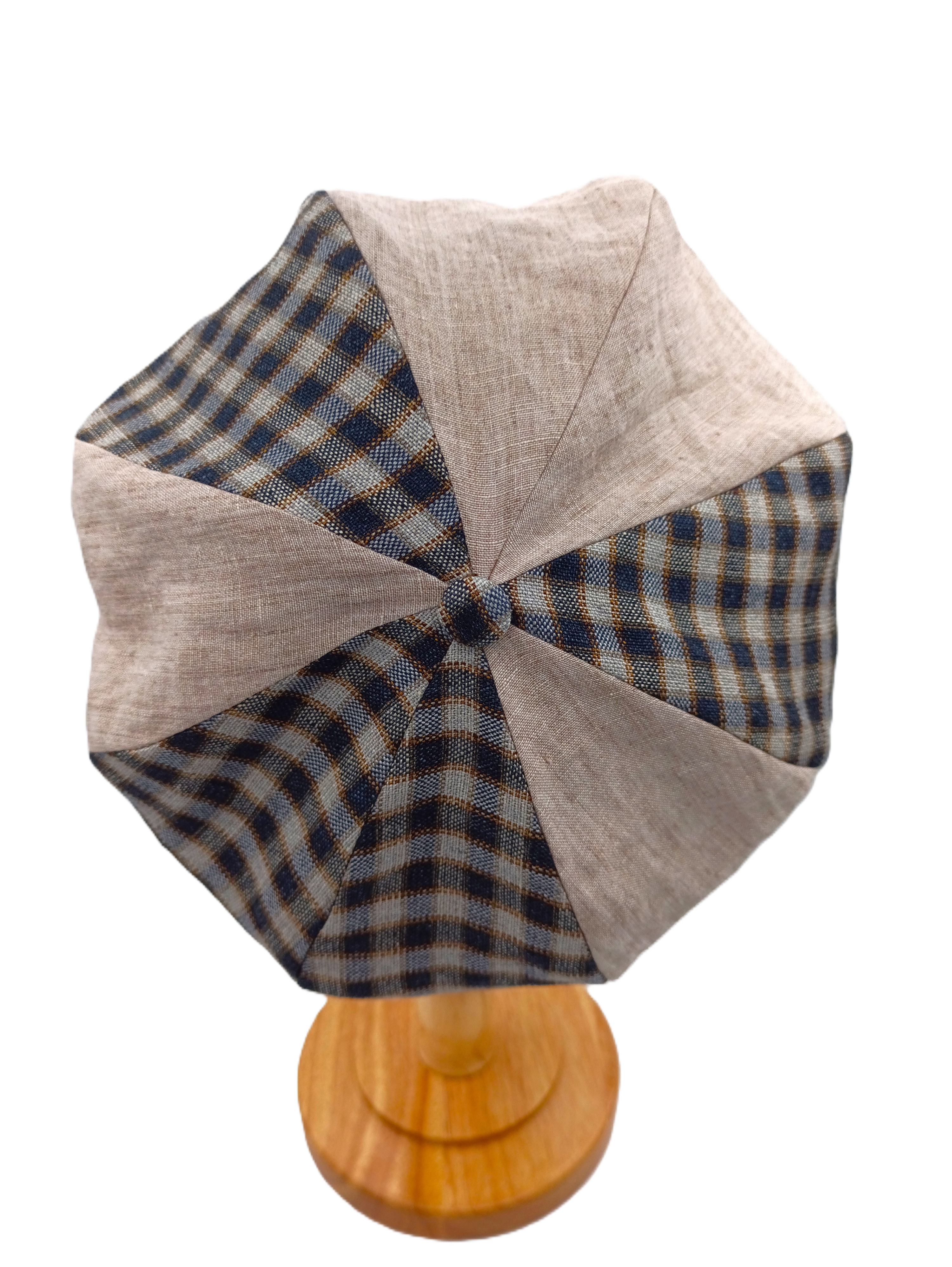 Oliver, coppola unisex a otto spicchi con pannelli alternati lino beige e quadretti blu. Brand Accapofitto, visione degli otto spicchi