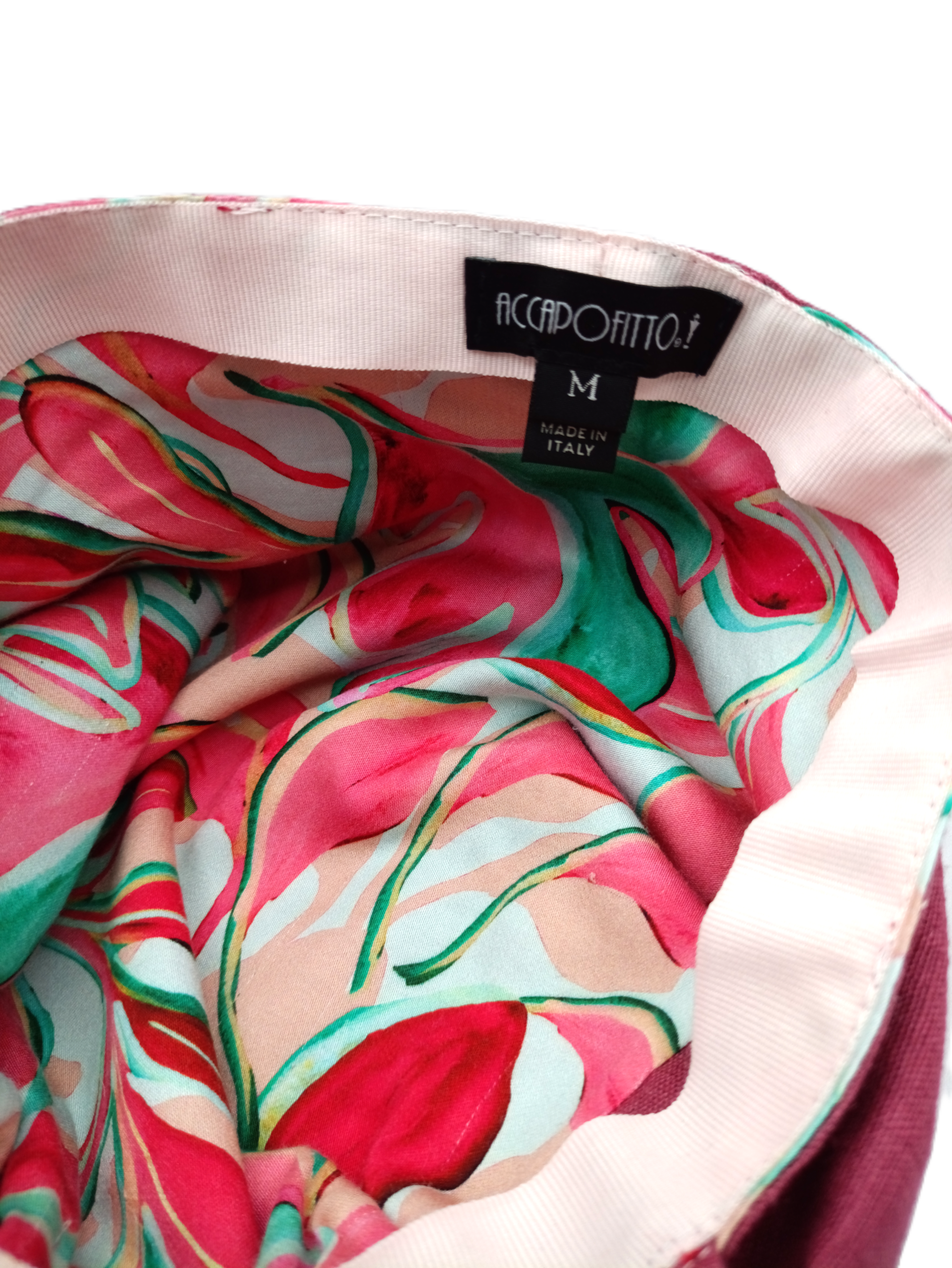 Visione del tessuto interno tutto colorato del cappello Samy del brand Accapofitto