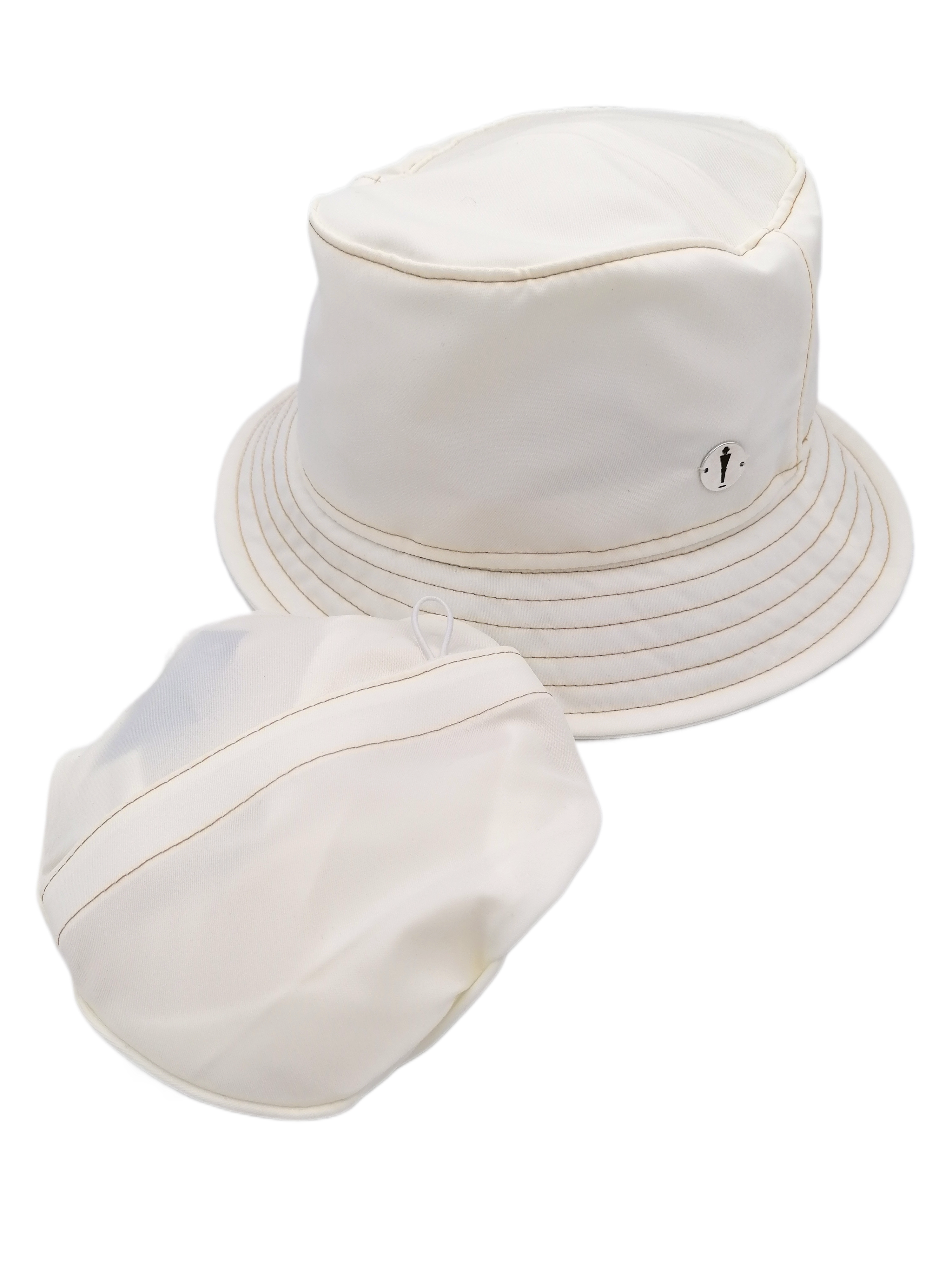 Cappello modello bucket hat ripiegabile del brand Accapofitto. Tessuto impermeabile colore bianco
