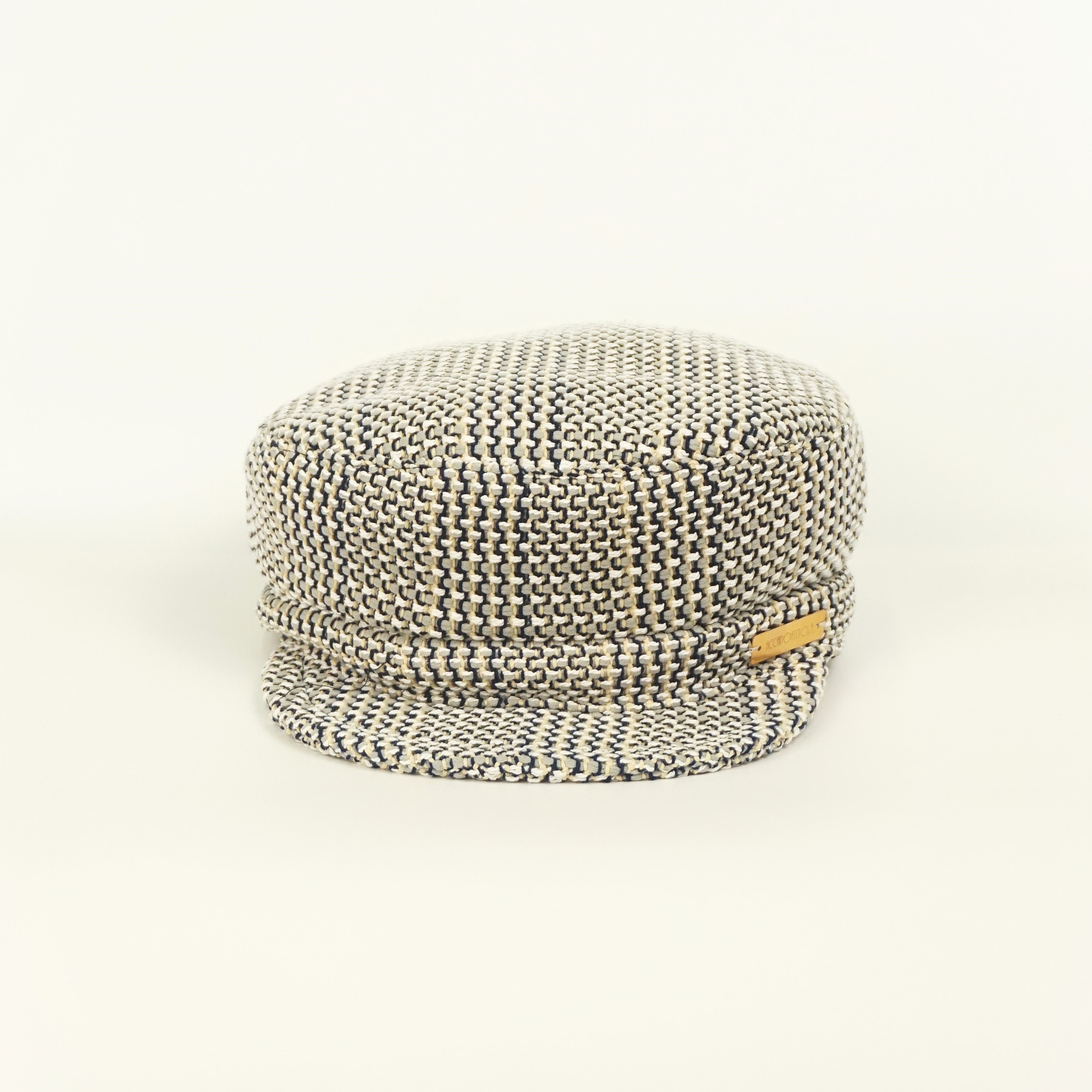 Cappello sailor hat del brand Accapofitto, con tessuto intrecciato sui toni del beige e del blu, targhetta dorata con logo. Visione frontale