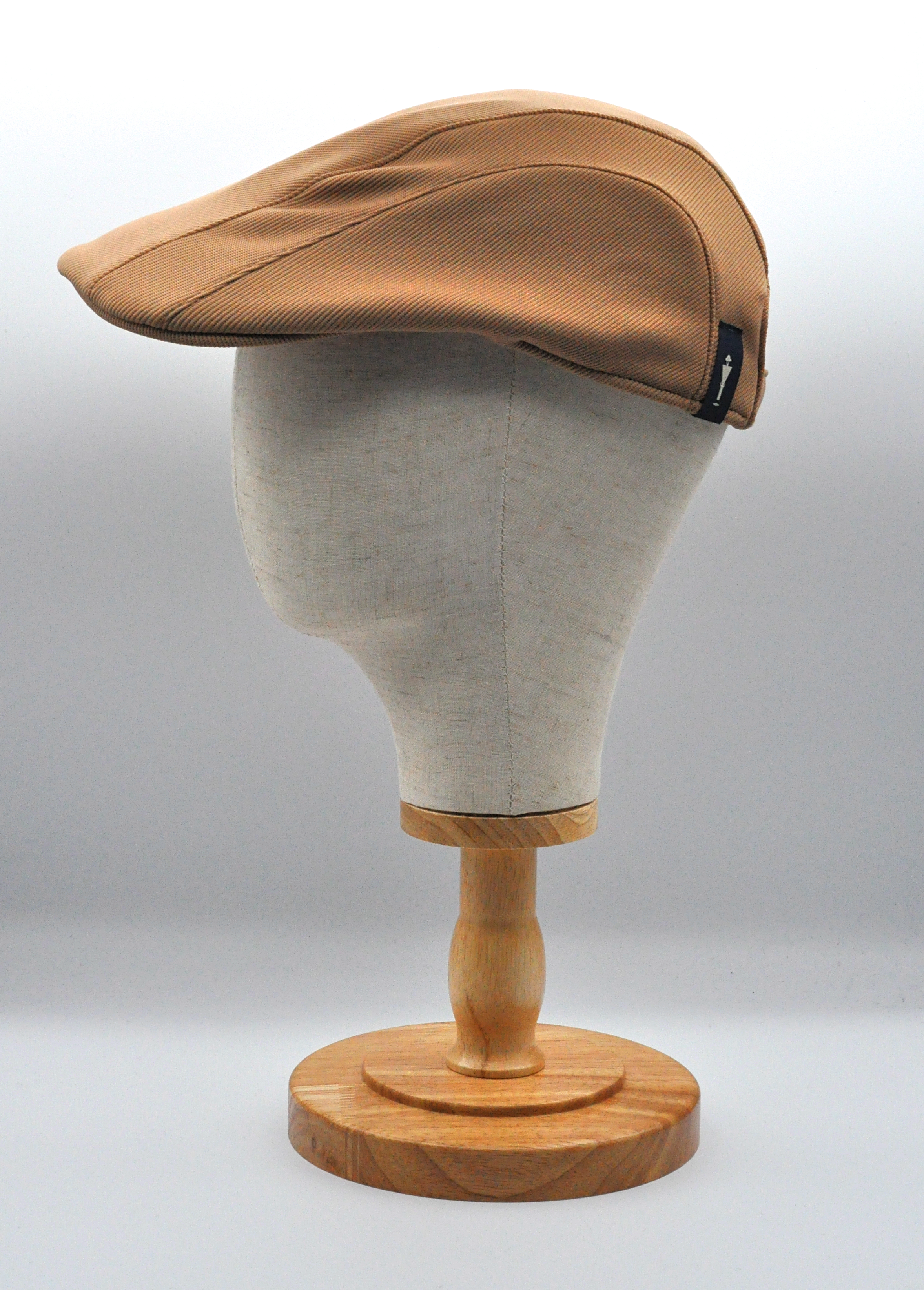 Coppola in jersey color cammello per questa coppola del brand Accapofitto. Visione sul manichino