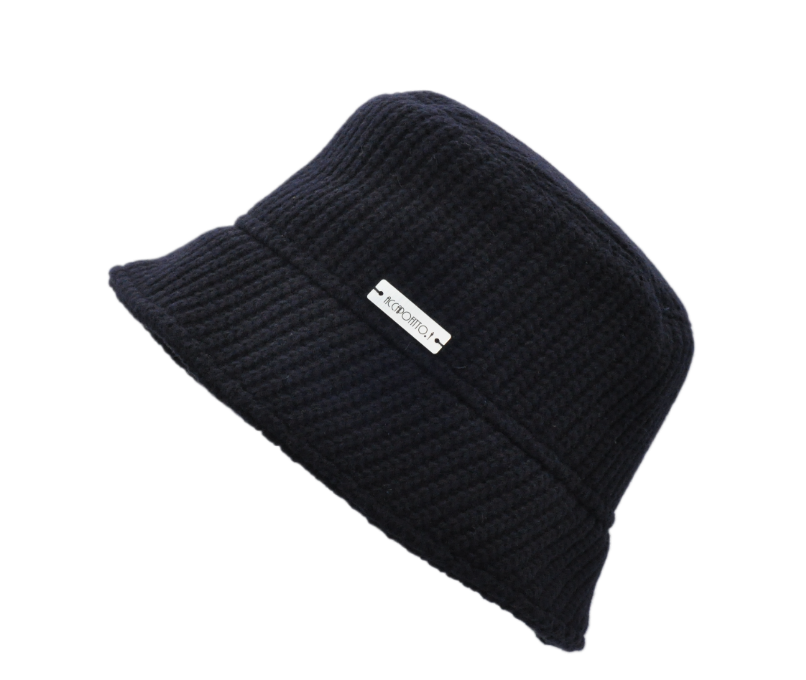 Bonnie, il bucket hat di lana blu del brand Accapofitto, con etichetta di plastica lucida