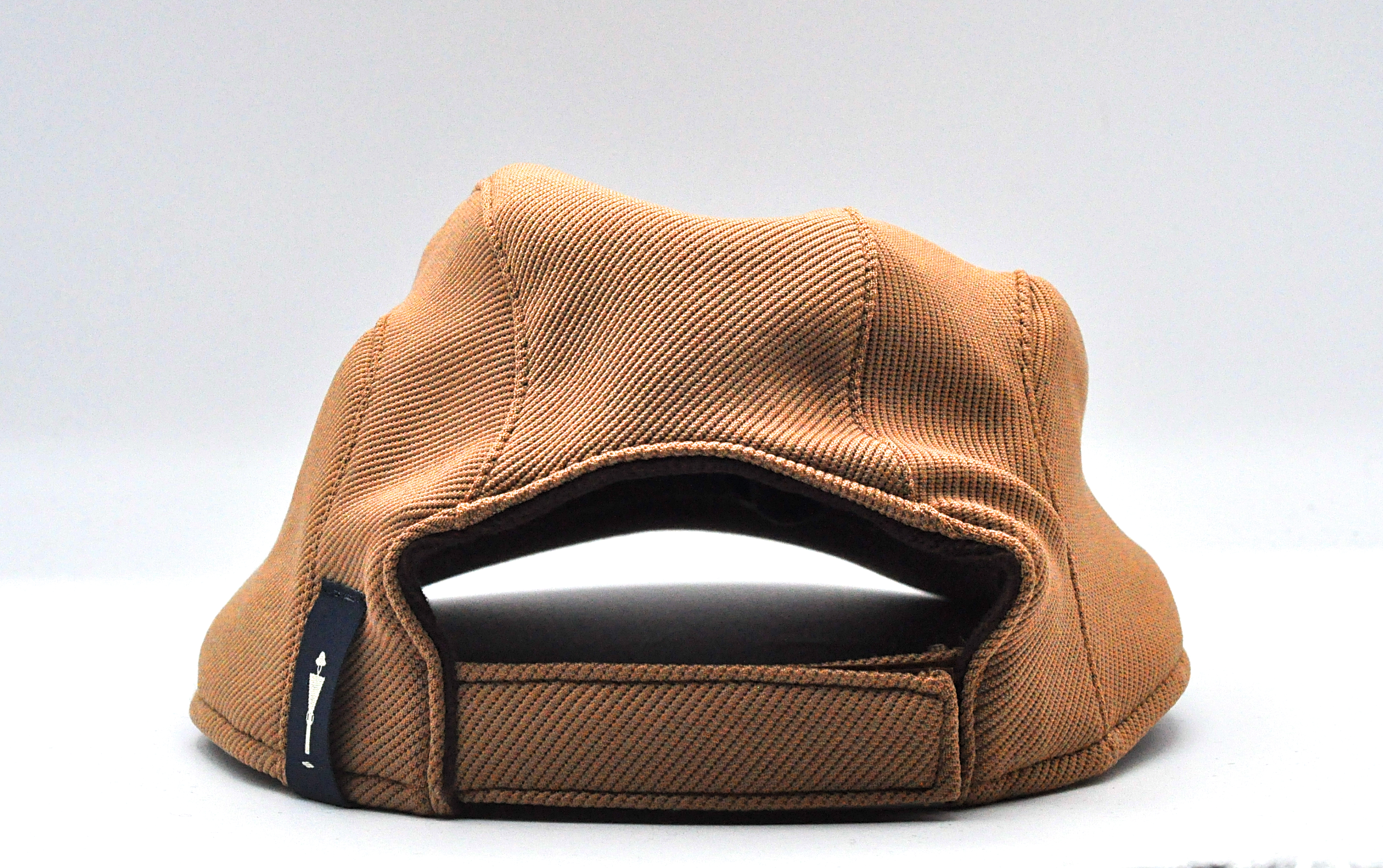 Coppola in jersey color cammello per questa coppola del brand Accapofitto. Visione del retro