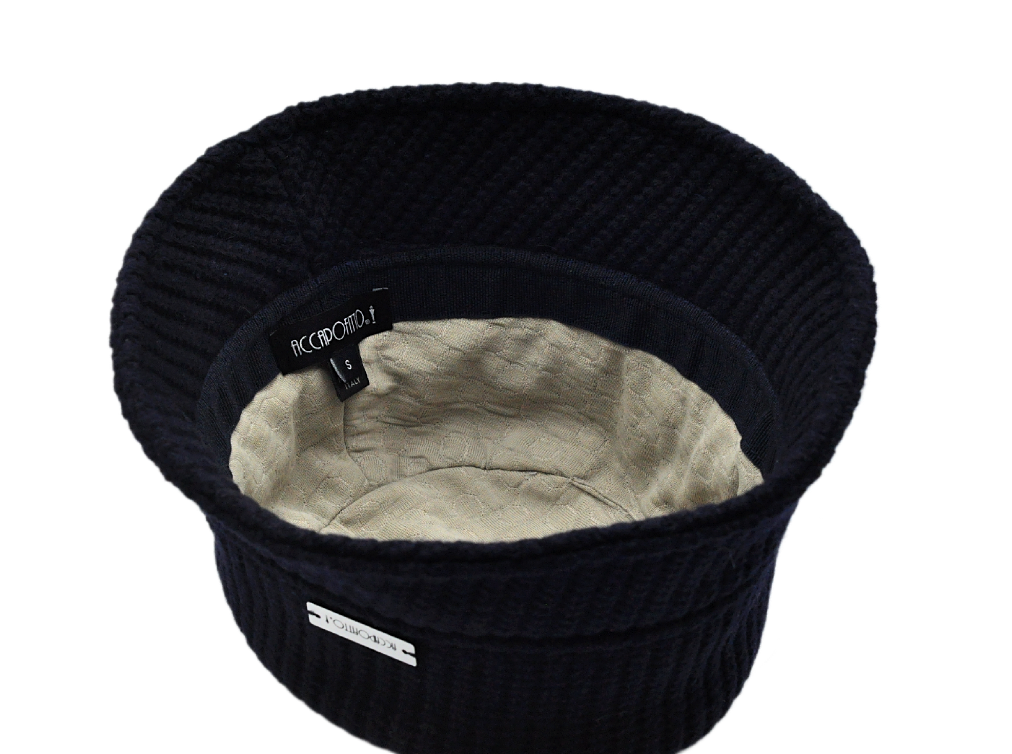 Bonnie, il bucket hat di lana blu del brand Accapofitto, con etichetta di plastica lucida. Visone dell'interno