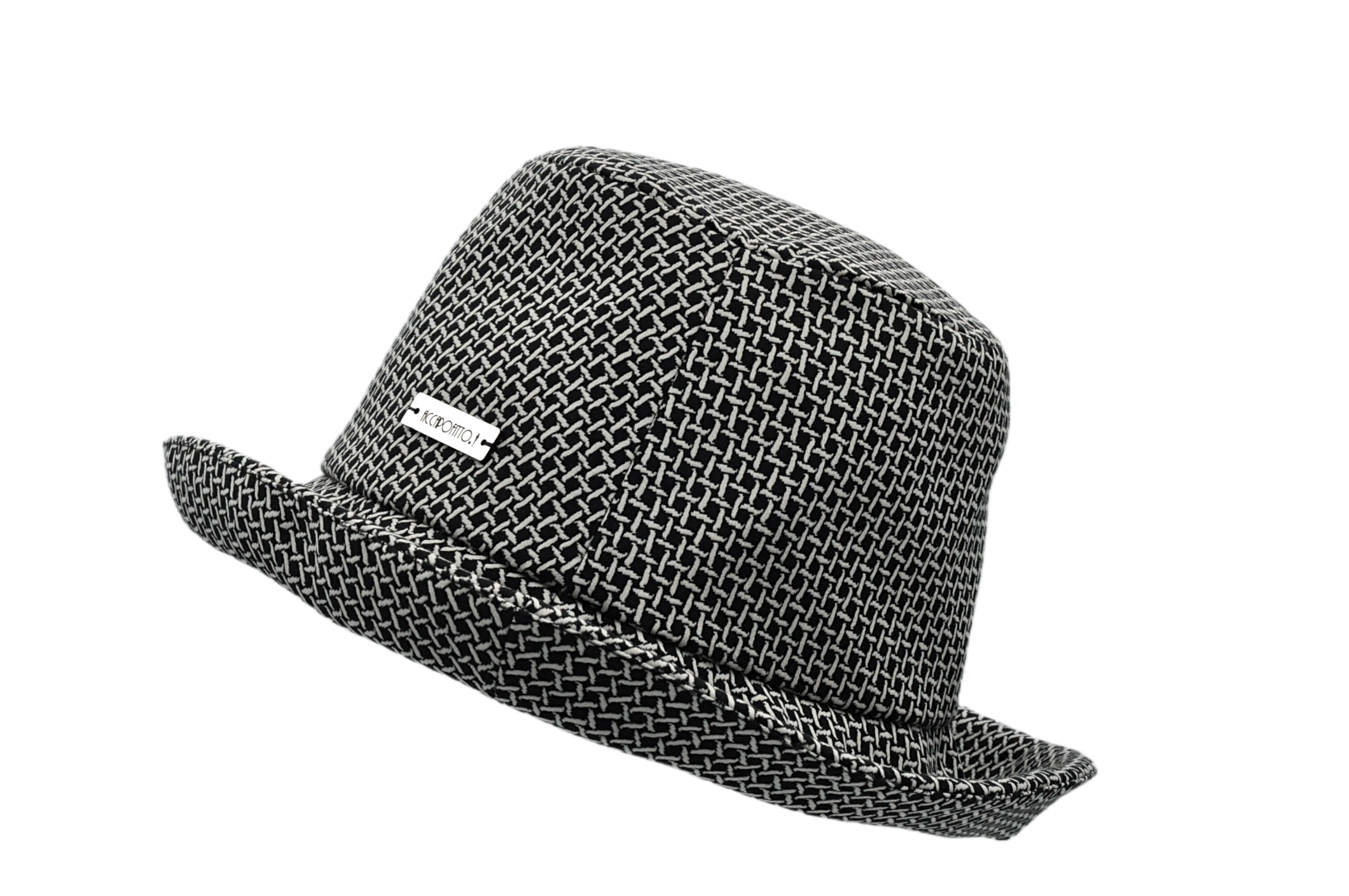 Cappello bucket hat Egle del brand Accapofitto con fantasia a intreccio bianca su sfondo nero.