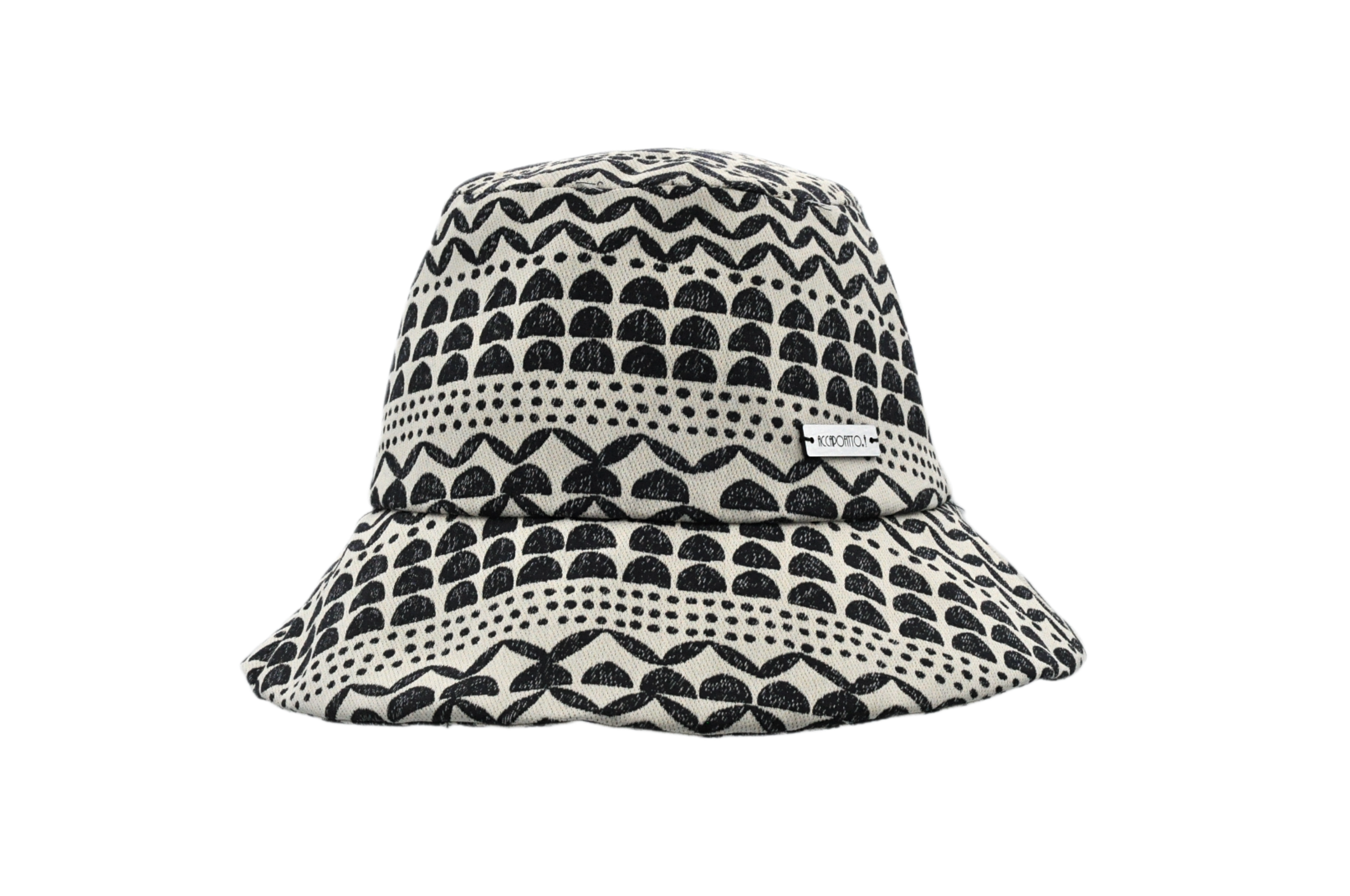 Cappello Egle di Accapofitto, un bucket hat dal disegno geometrico blu su sfondo chiaro