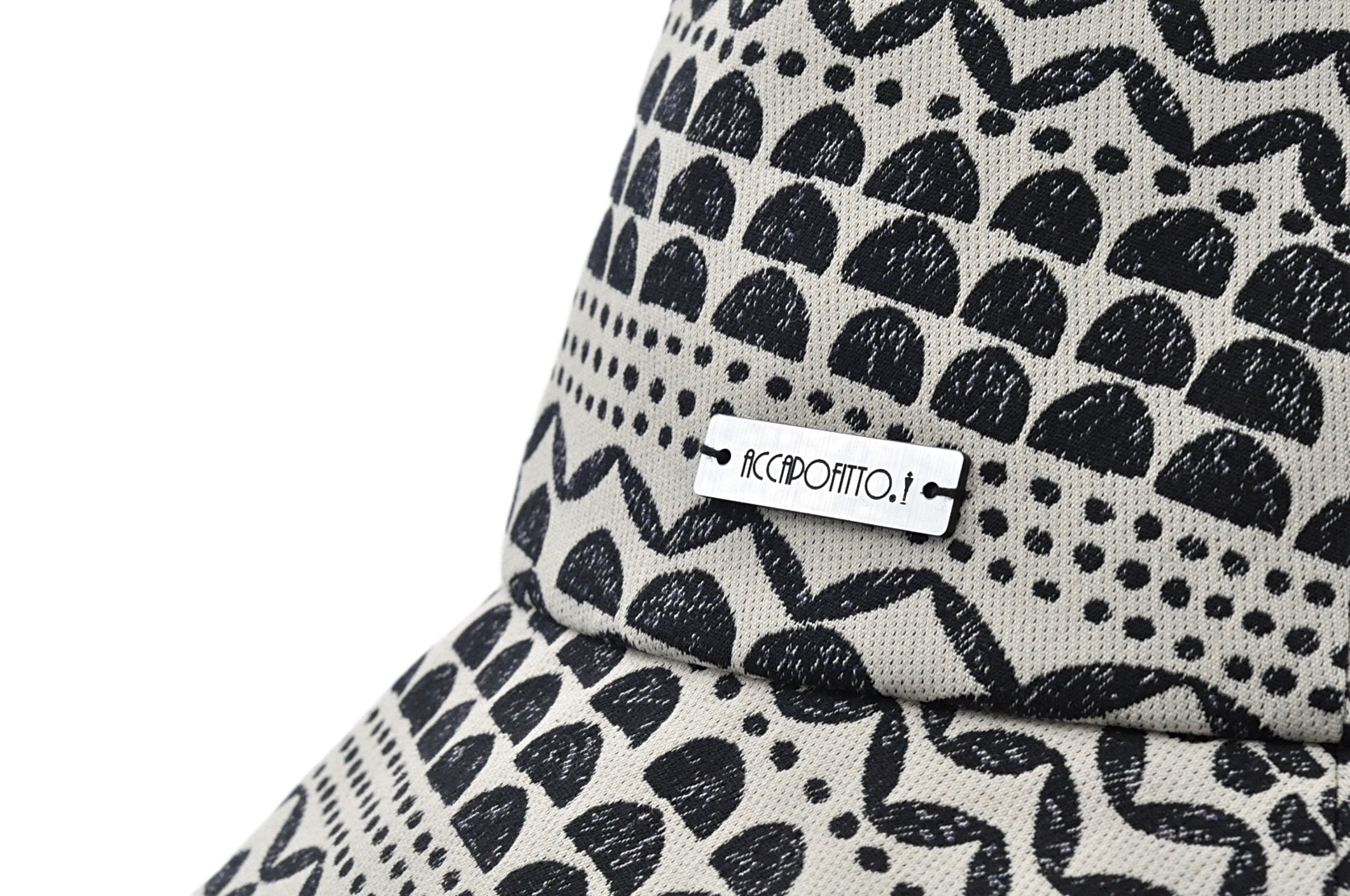 Cappello Egle di Accapofitto, un bucket hat dal disegno geometrico blu su sfondo chiaro. Dettaglio