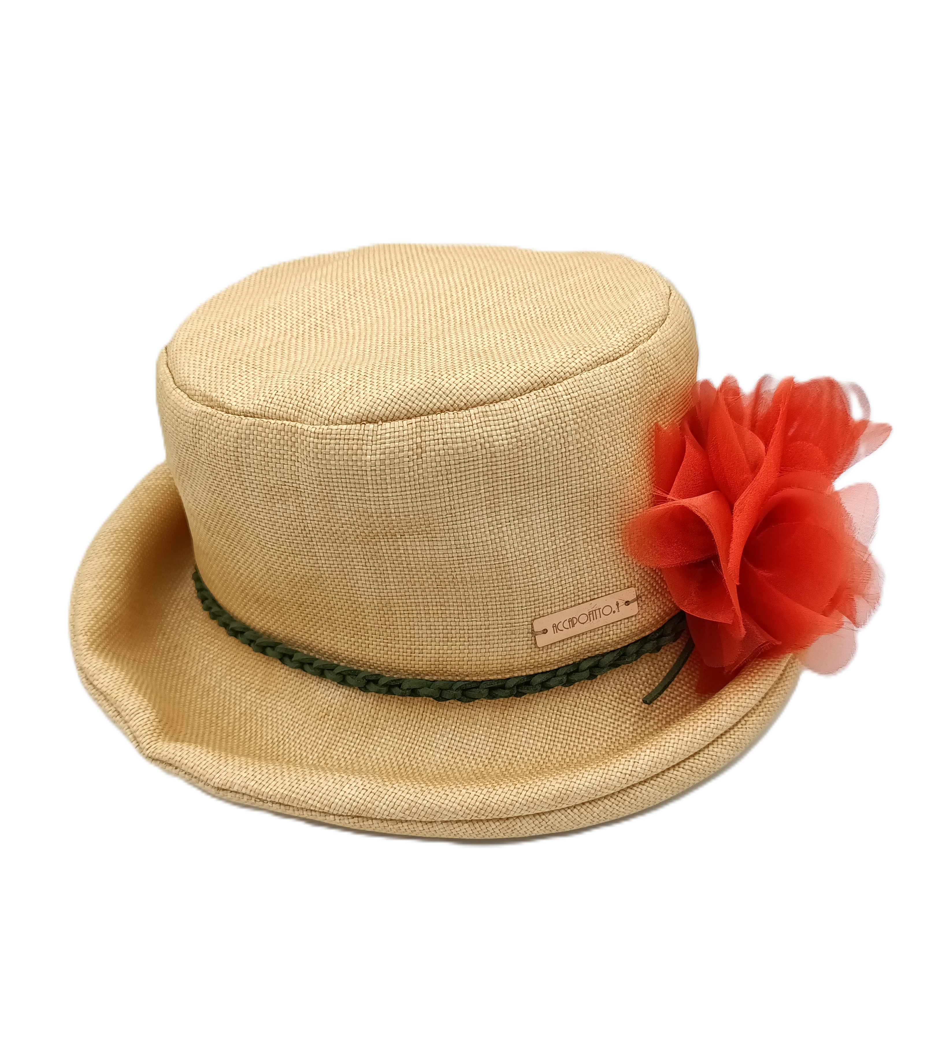 Cappello a cloche modello Frida del brand Accapofitto. In paglia intrecciata fine color sabbia con nastrino intrecciato verde e fiore di organza arancione