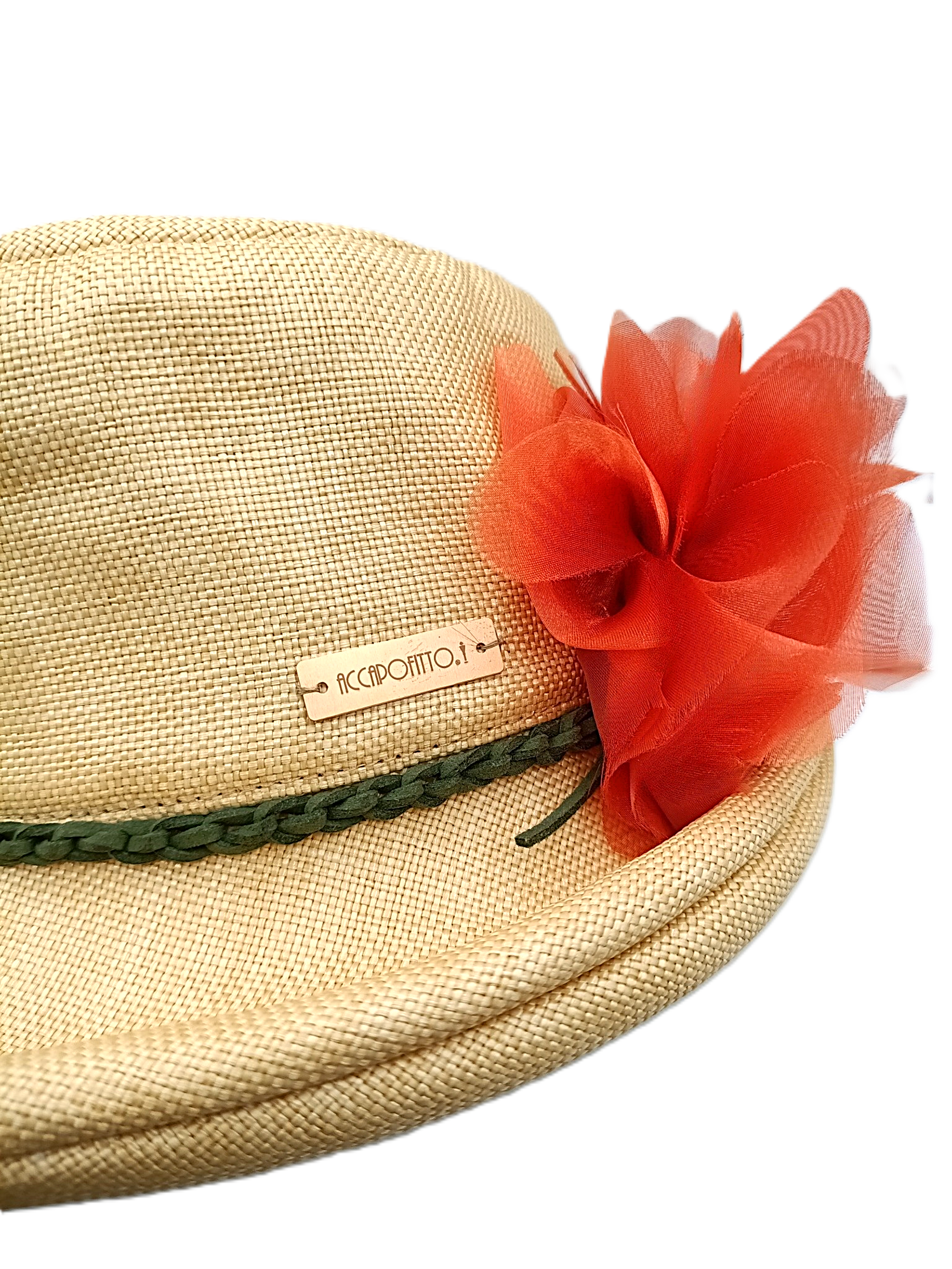 Cappello a cloche modello Frida del brand Accapofitto. In paglia intrecciata fine color sabbia con nastrino intrecciato verde e fiore di organza arancione. Dettaglio del fiore e della targhetta logo