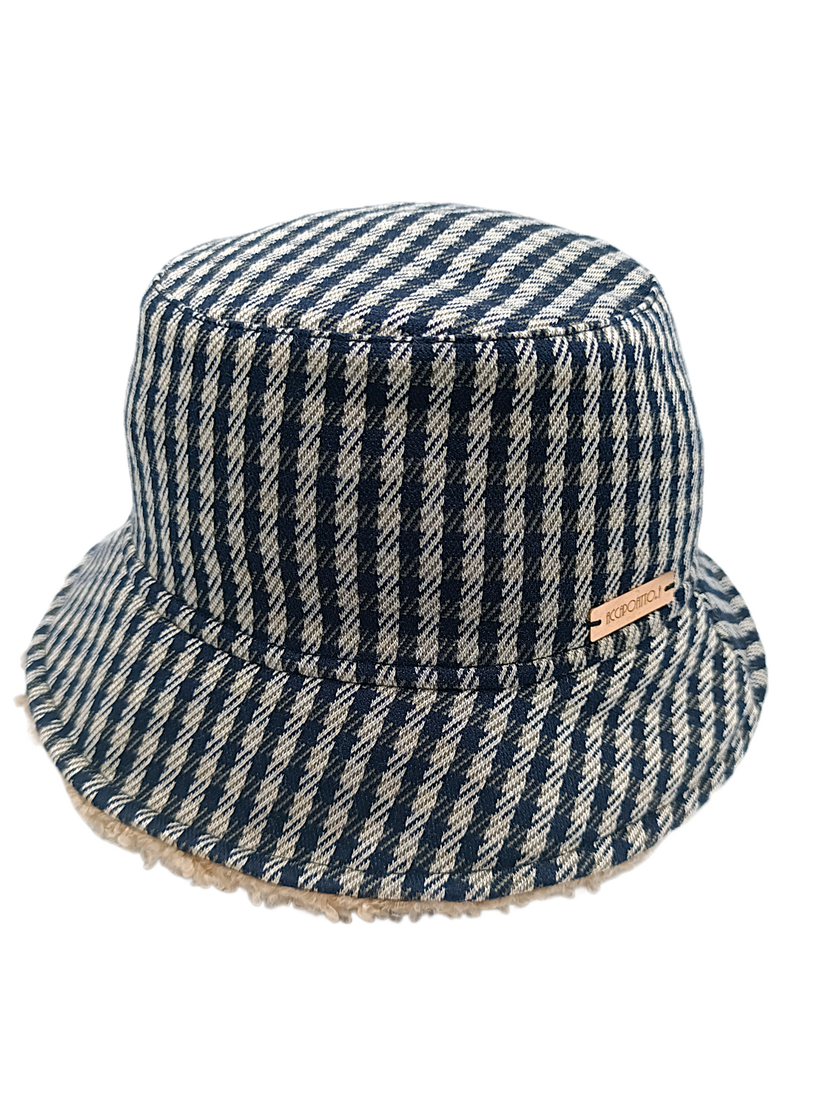 Cappello bucket hat Mabel del brand Accapofitto, realizzato con tessuto a quadretti blu e beige all'esterno e con tessuto teddy color cammello all'interno