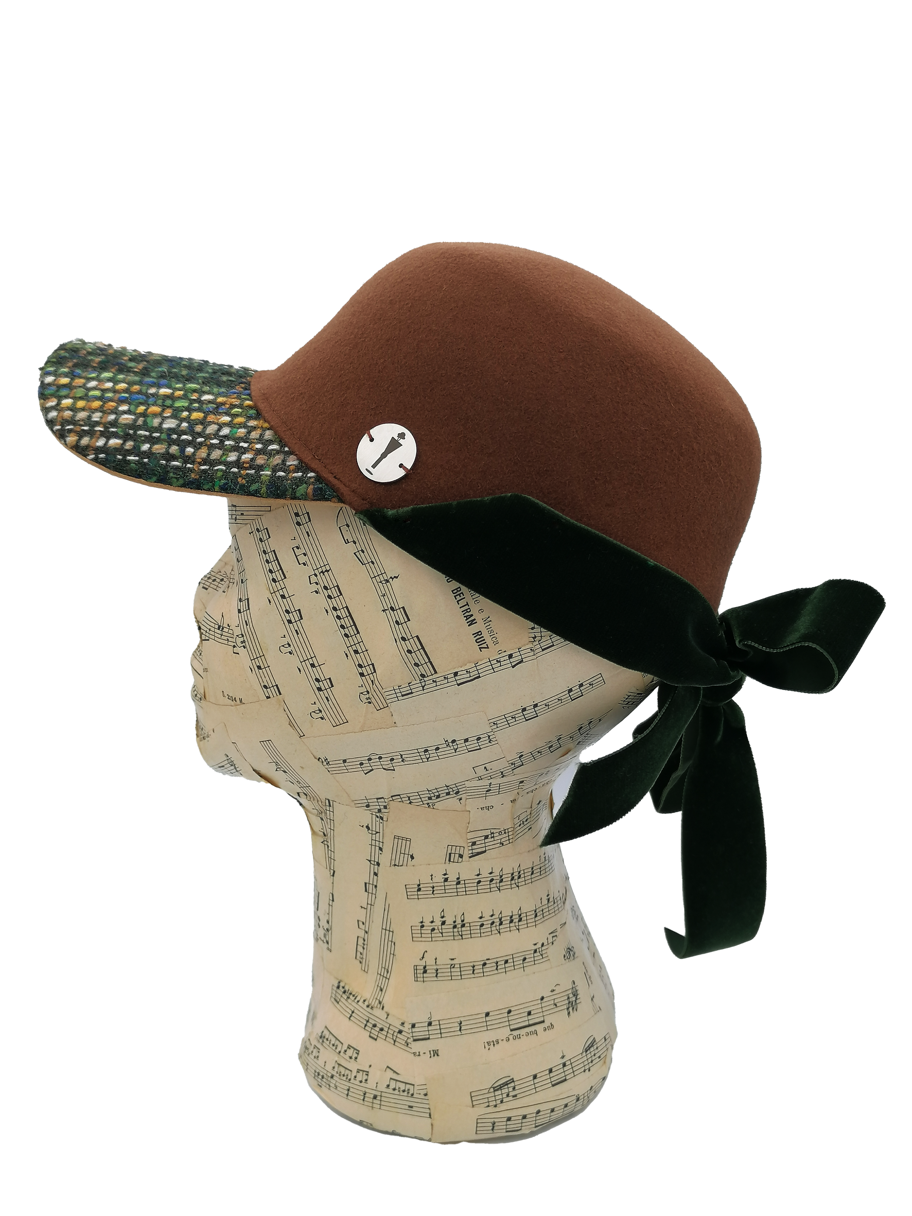 cappello donna modello baseball feltro marrone, tesa tessuto di lana fantasia, nastro velluto verde, lato sinistro