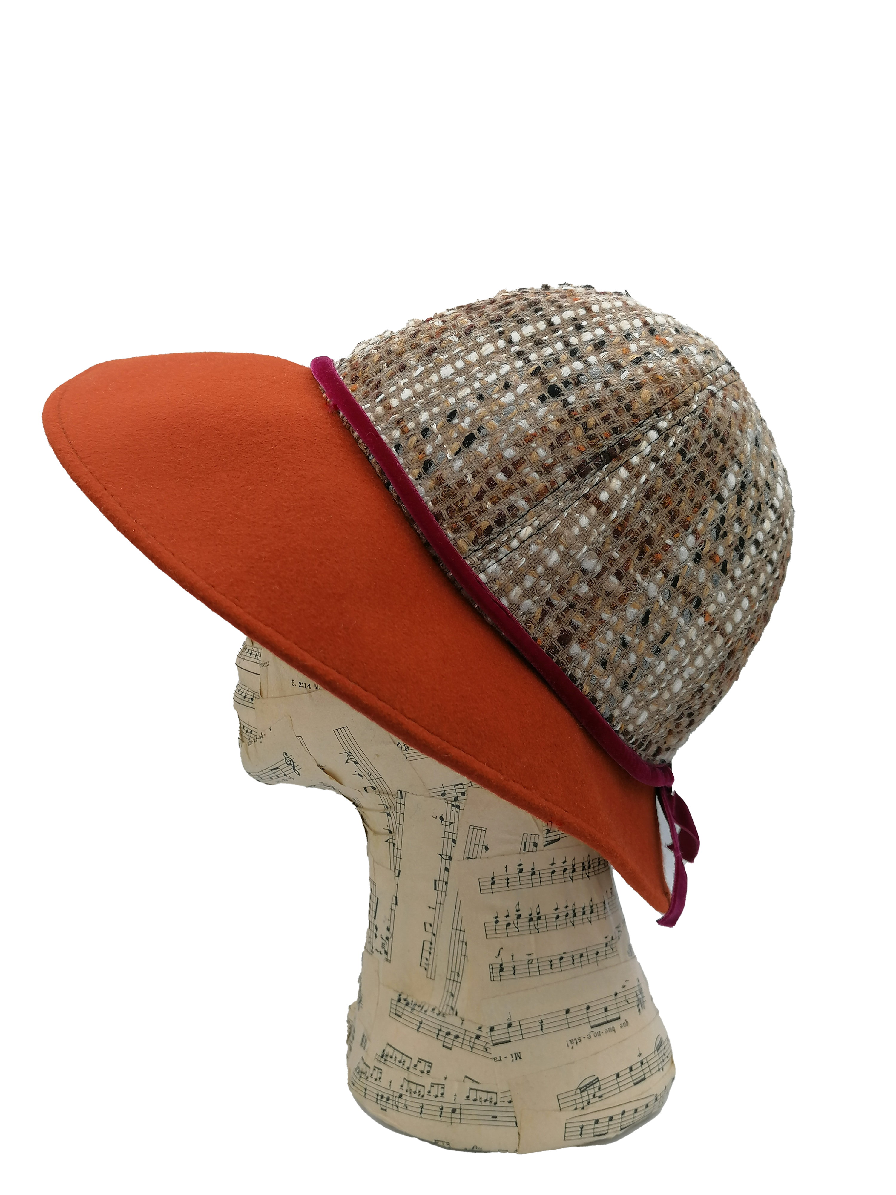 Cappello a cloche donna, tesa in feltro arancione, capino in tessuto di lana fantasia e nastro di velluto viola, lato sinistro
