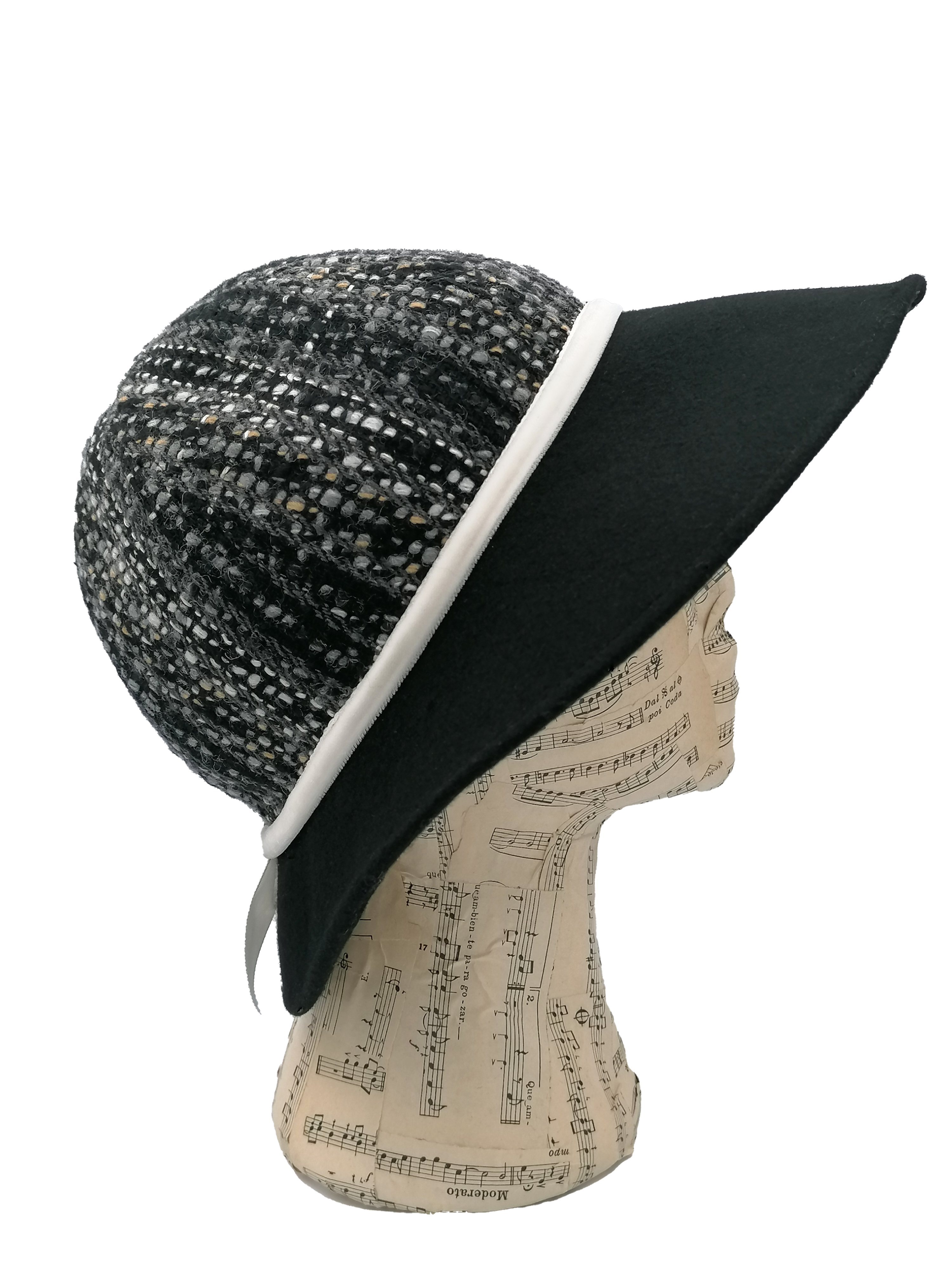 cappello donna modello cloche tessuto lana fantasia, tesa feltro nero, nastro velluto bianco, lato destro
