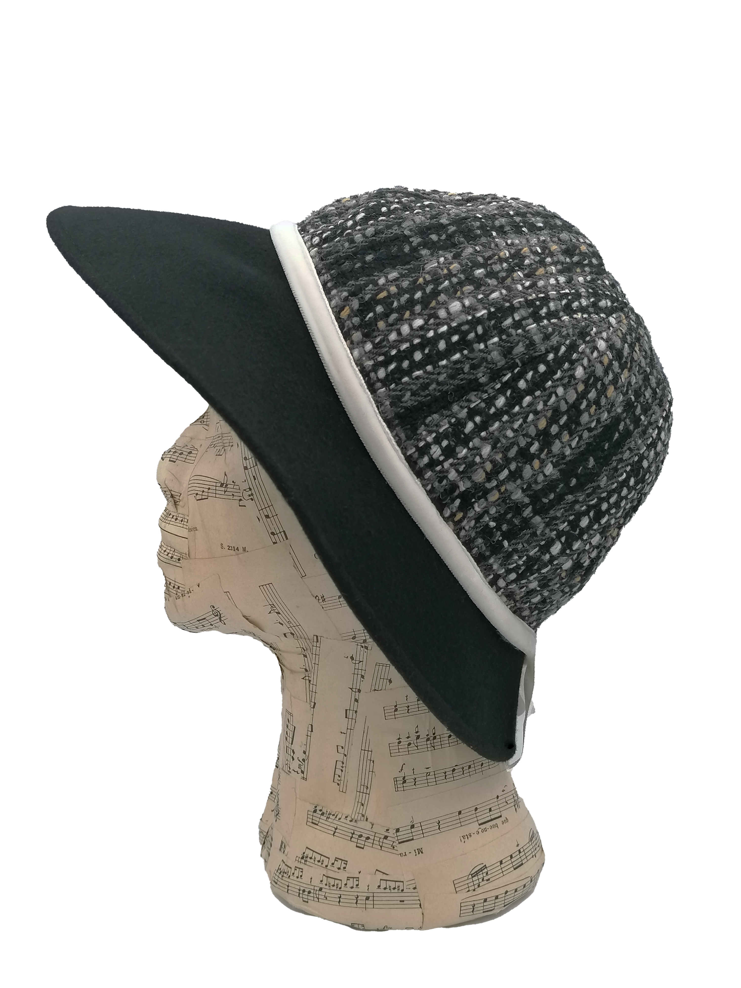 cappello donna modello cloche, tessuto lana fantasia, tesa feltro nero, nastro velluto bianco, lato sinistro