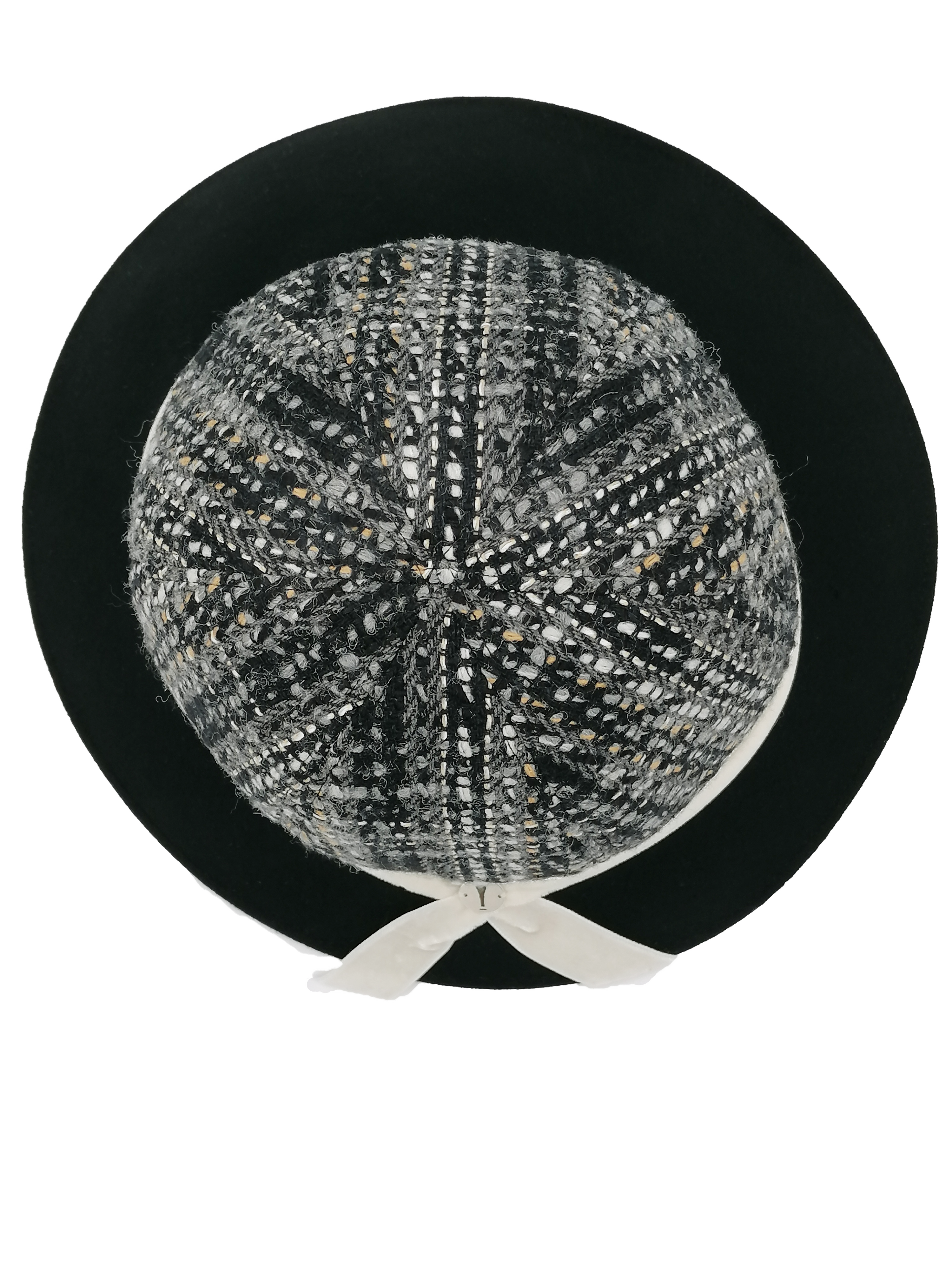 cappello donna modello cloche, tessuto lana fantasia, tesa feltro nero, nastro velluto bianco, sopra