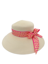 Carica l&#39;immagine nel visualizzatore di Gallery, Cappello di carta color panna del brand Accapofitto, decorato con un nastro di viscosa con fantasia rosa e gialla.
