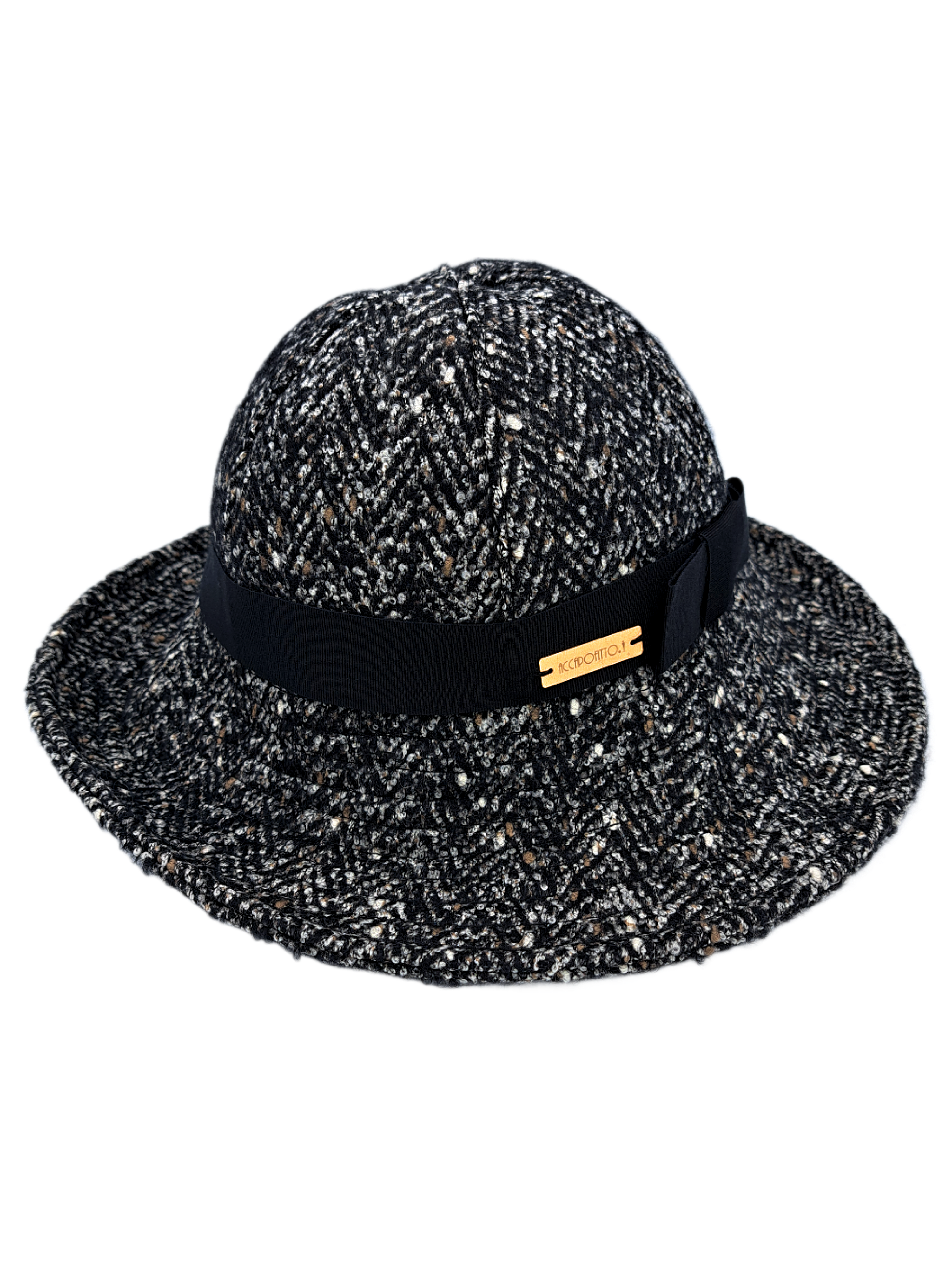 Cappello a cloche da donna firmato Accapofitto in tweed di lana con nastro in gros grain nero e fiocco