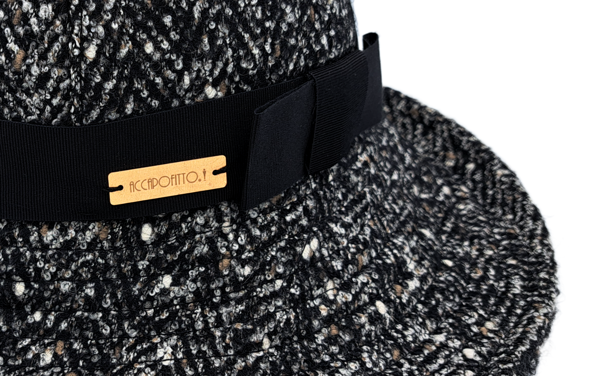 Detaglio del cappello a cloche da donna firmato Accapofitto in tweed di lana con nastro in gros grain nero e fiocco
