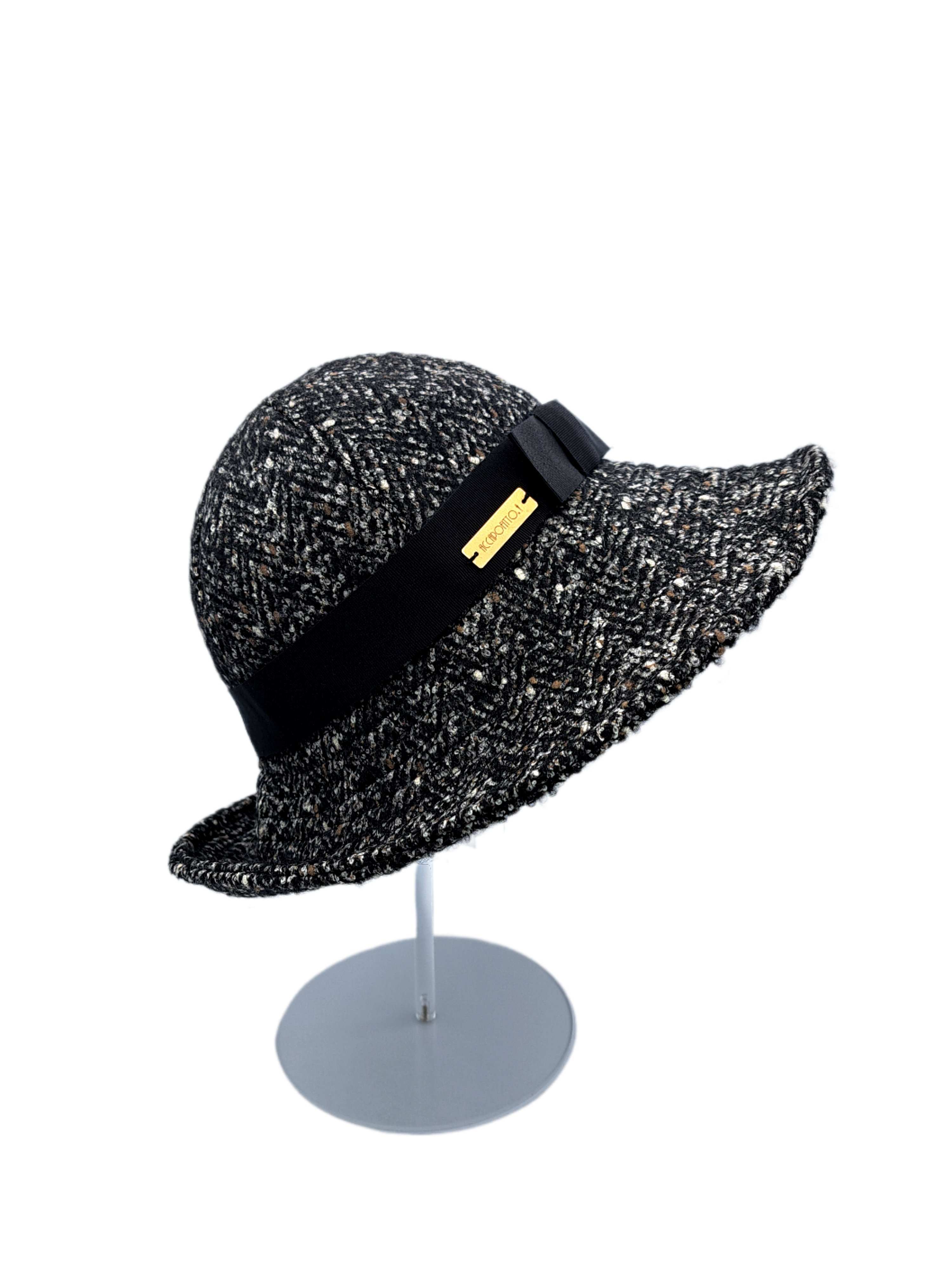 Cappello a cloche da donna firmato Accapofitto in tweed di lana con nastro in gros grain nero e fiocco