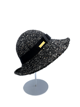 Carica l&#39;immagine nel visualizzatore di Gallery, Cappello a cloche da donna firmato Accapofitto in tweed di lana con nastro in gros grain nero e fiocco
