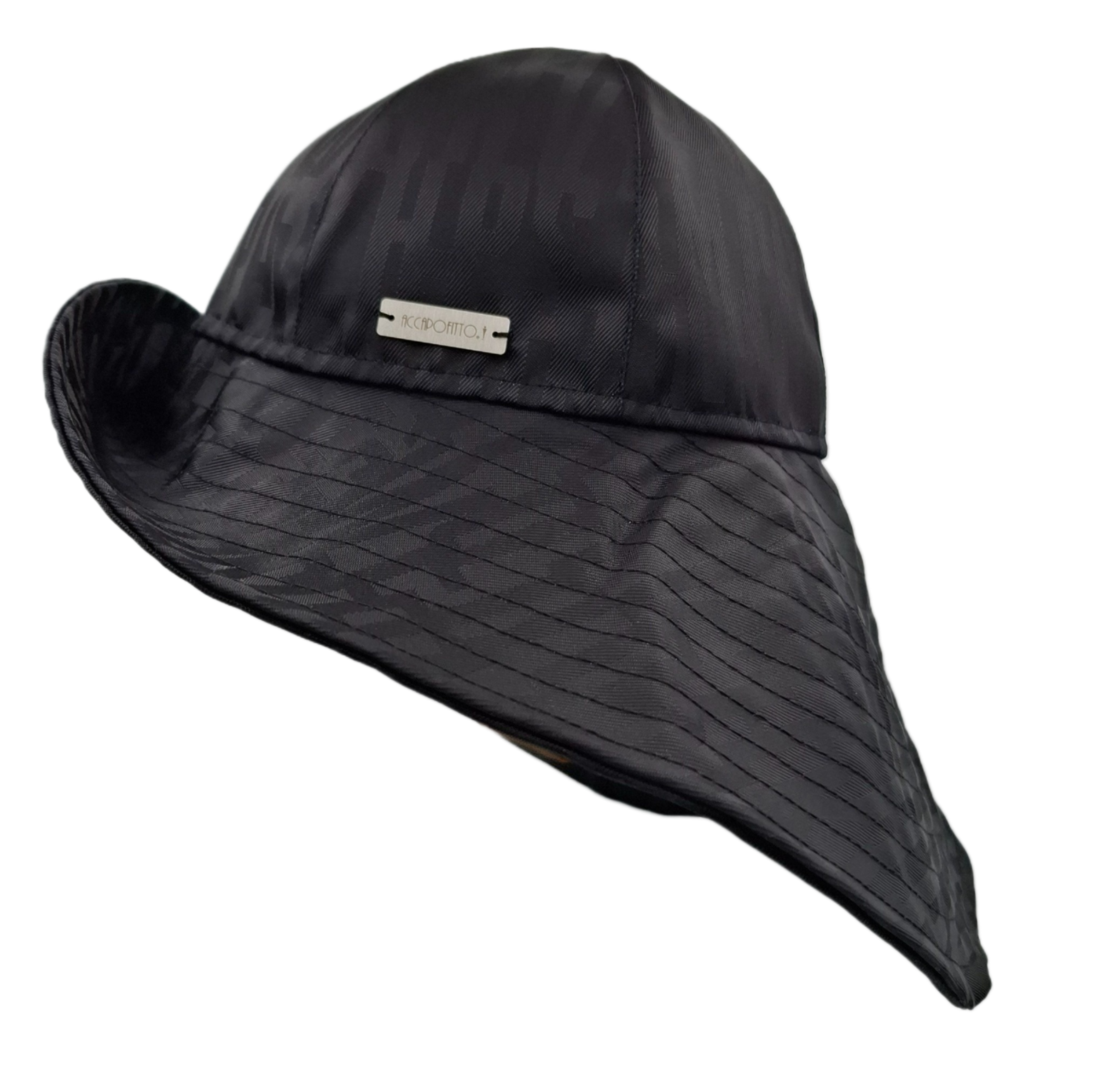 Cappello impermeabile Nuala del brand Accapofitto. Tessuto tecnico nero fantasia lettere nere. tesa larga soprattutto sul collo. Visione laterale con targhetta del logo e tesa rialzata sul davanti