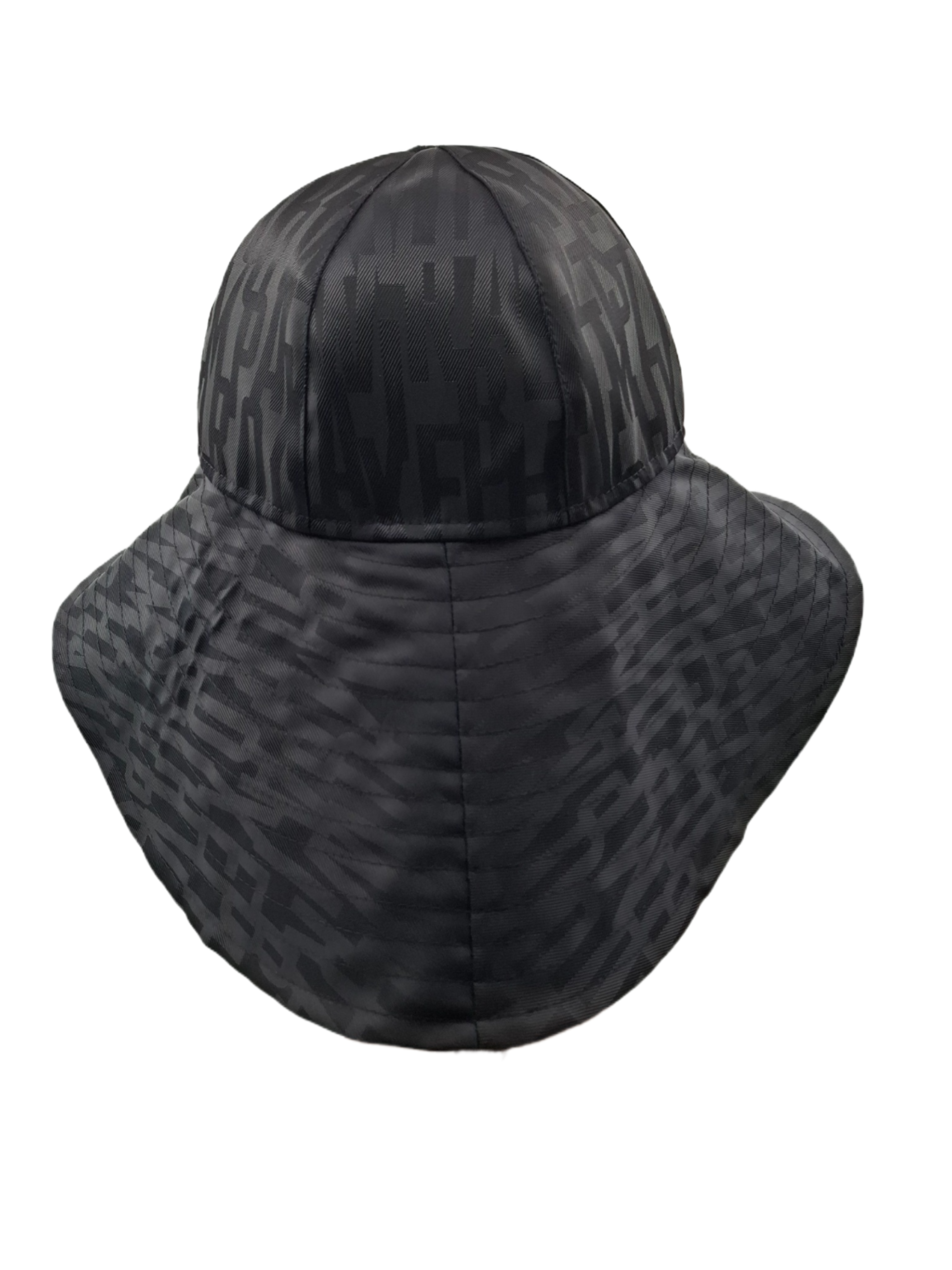 Cappello impermeabile Nuala del brand Accapofitto. Tessuto tecnico nero fantasia lettere nere. tesa larga soprattutto sul collo. Visione del retro