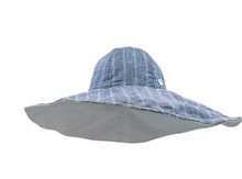 Carica l&#39;immagine nel visualizzatore di Gallery, Cappello a tesa larga reversibile, lino blu rigato e  san gallo
