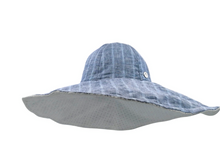 Load image into Gallery viewer, Cappello a tesa larga reversibile, lino blu rigato e  san gallo
