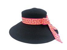 Carica l&#39;immagine nel visualizzatore di Gallery, Cappello di carta  blu del brand Accapofitto, decorato con un nastro di viscosa con fantasia rosa e gialla.
