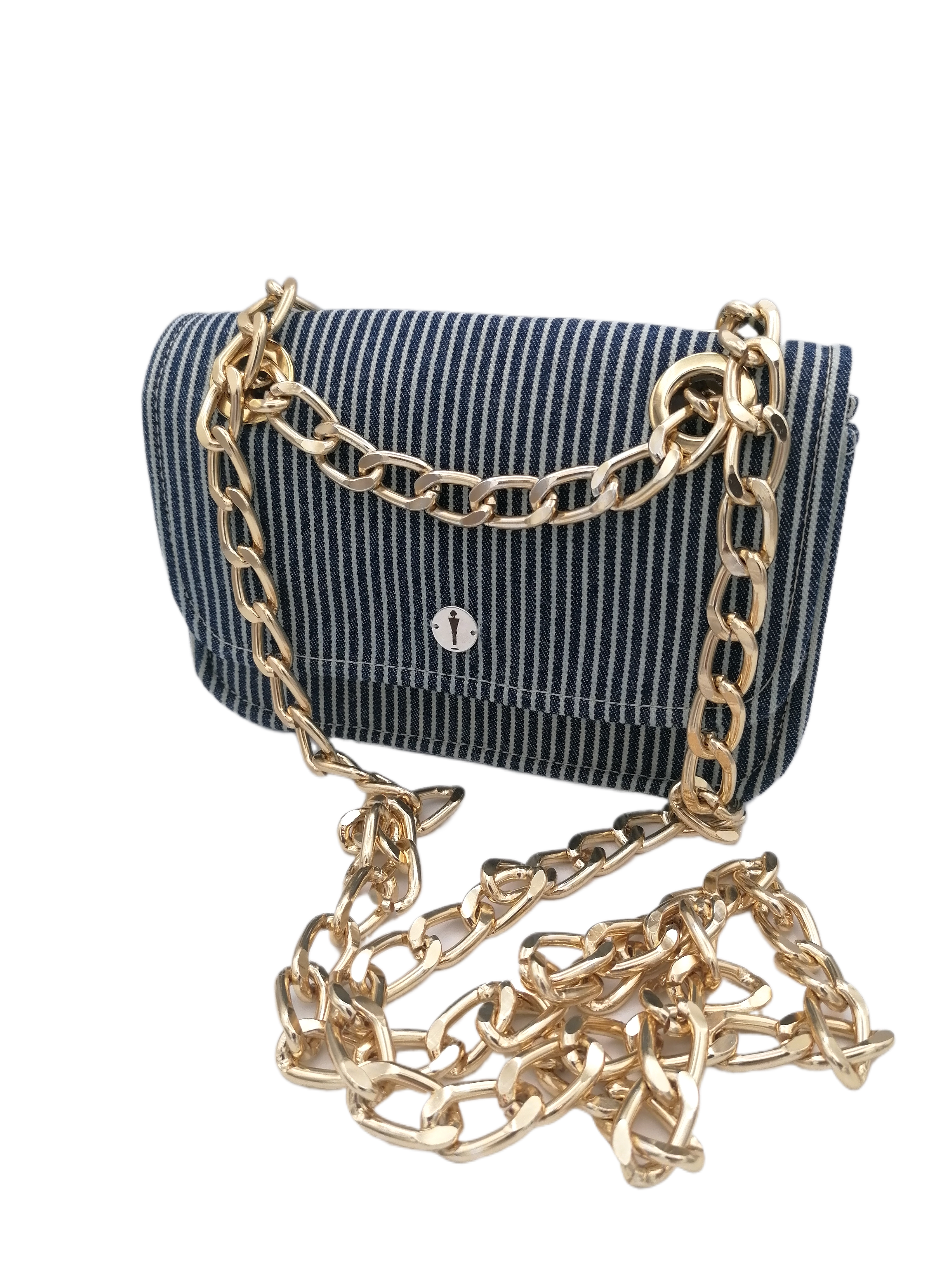 Pochette Denny del brand Accapofitto, in denim rigato bianco e tracolla dorata in modalità lunga