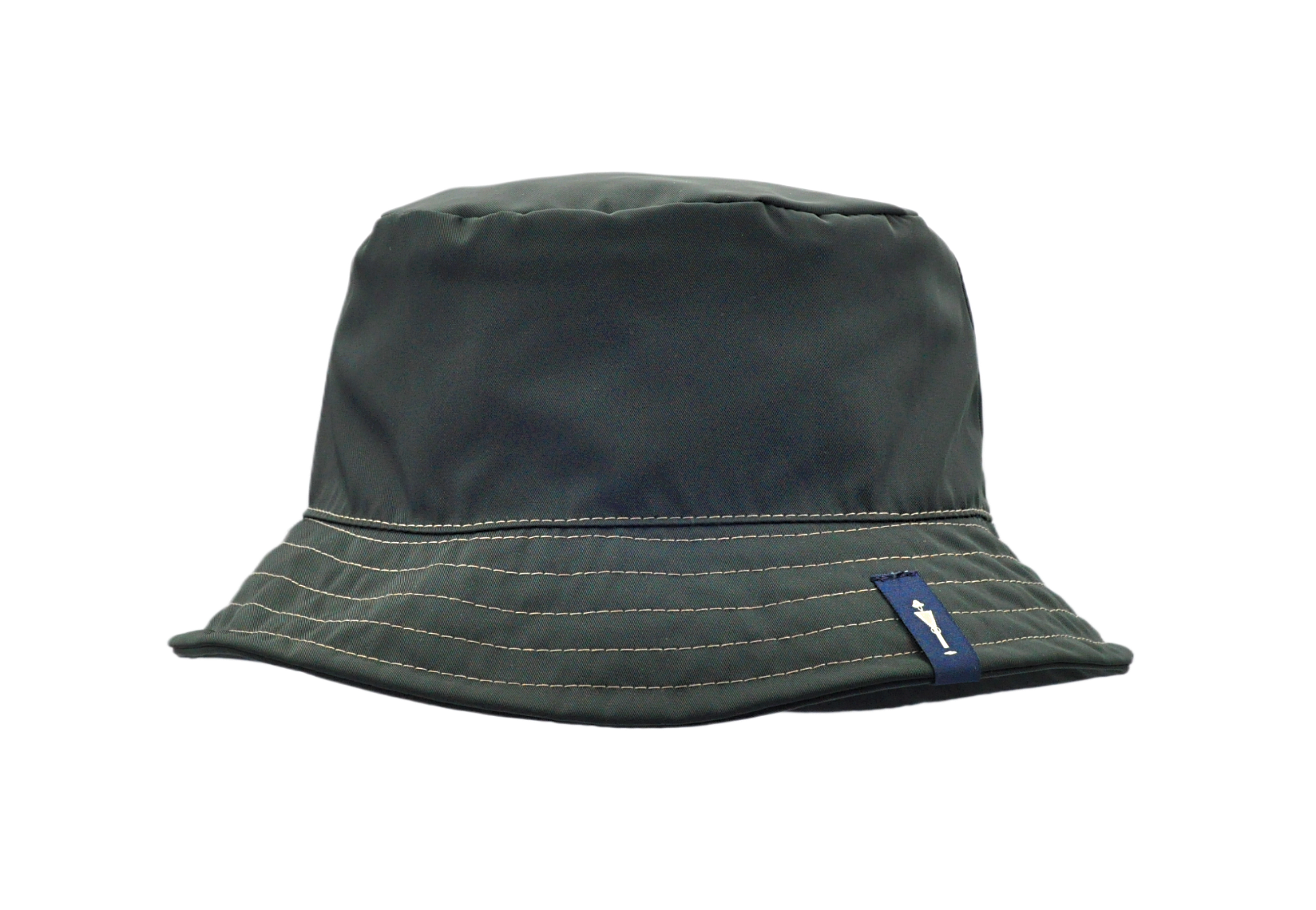 Cappello impermeabile del brand Accapofitto, ripiegabile. Colore verde scuro con rifiniture beige. Visione frontale