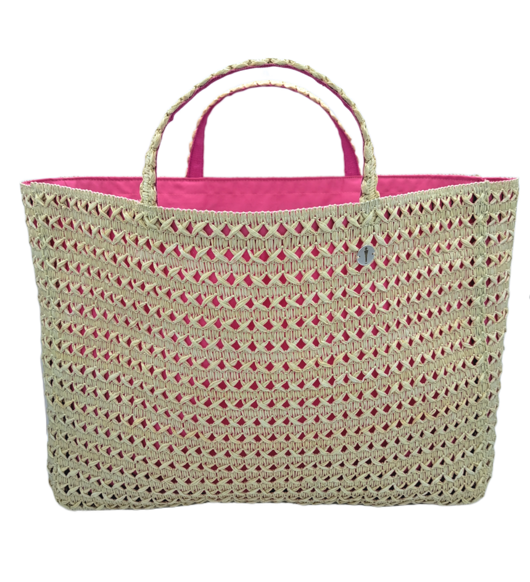 Borsa in rafia di viscosa con lavorazione a intreccio del brand Accapofitto, collezione GoldenHay, rivestita internamente con tessuto di cotone rosa. Visione frontale.