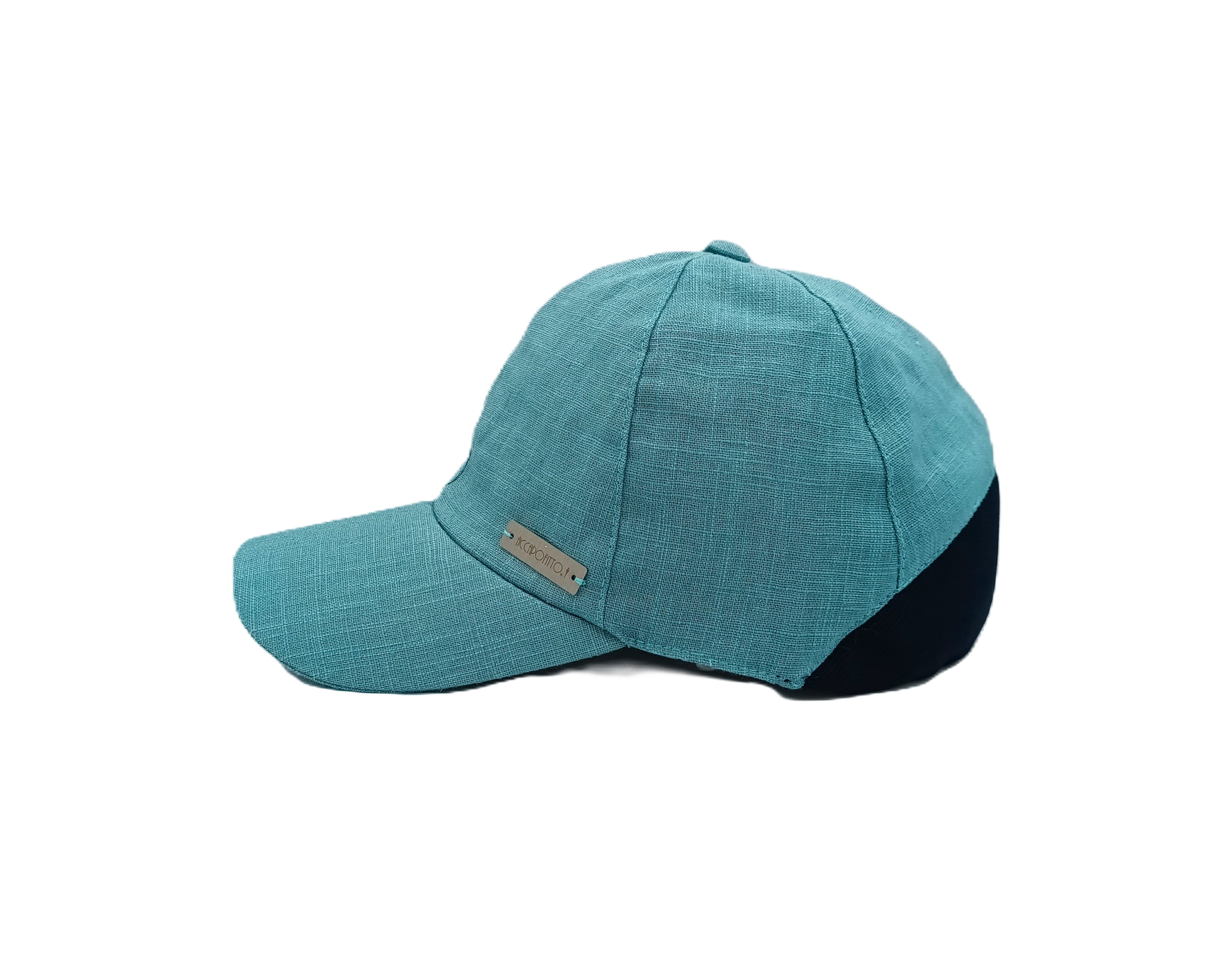 Cappello baseball lino color acqua del brand Accapofitto, con inserto in jersey elasticizzato blu sulla nuca. Visione laterale