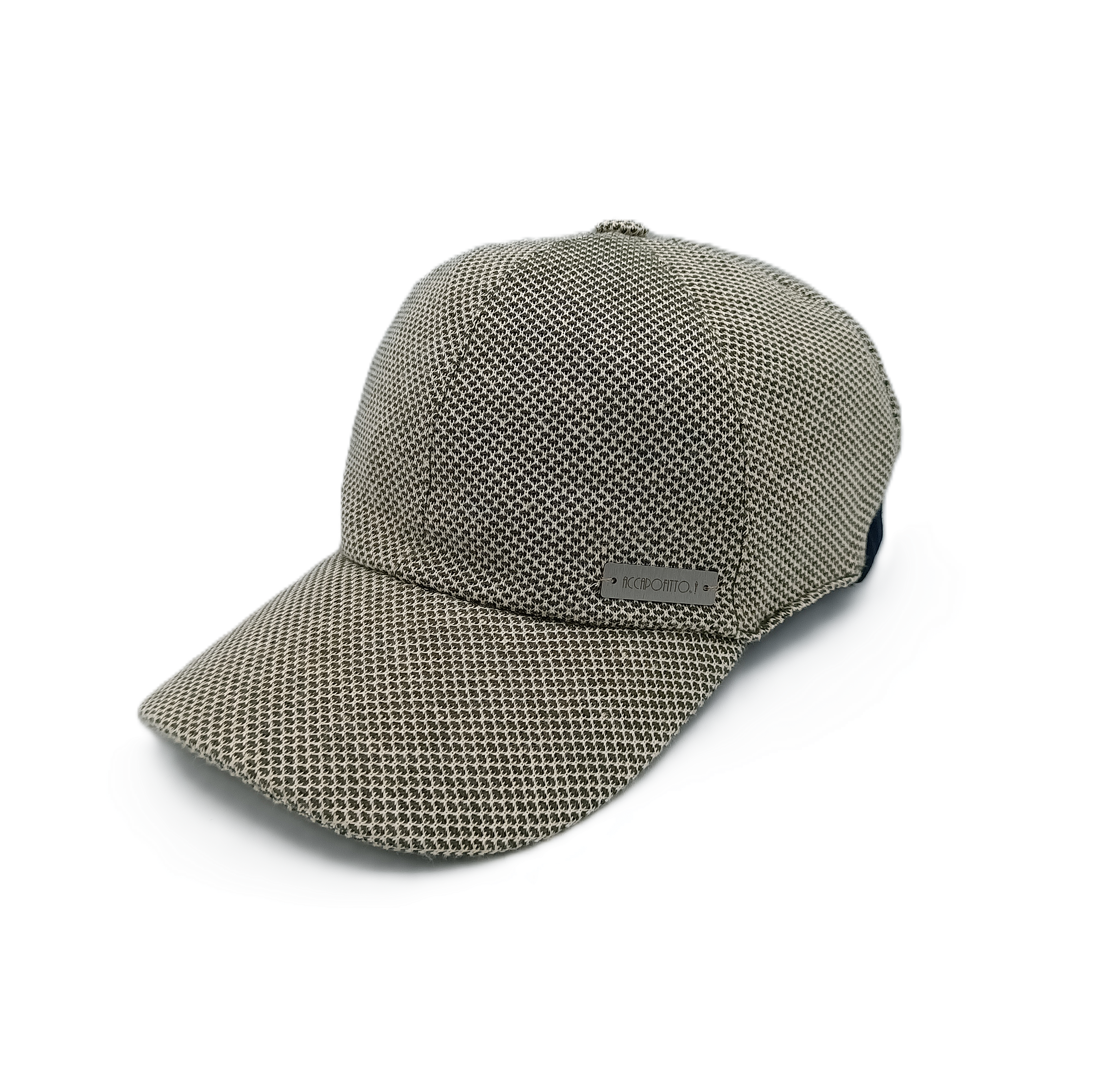 Cappello baseball Andy. Cotone misto lino, tessuto micro jacquard verde e beige del brand Accapofitto, con inserto in jersey elasticizzato blu sulla nuca. 